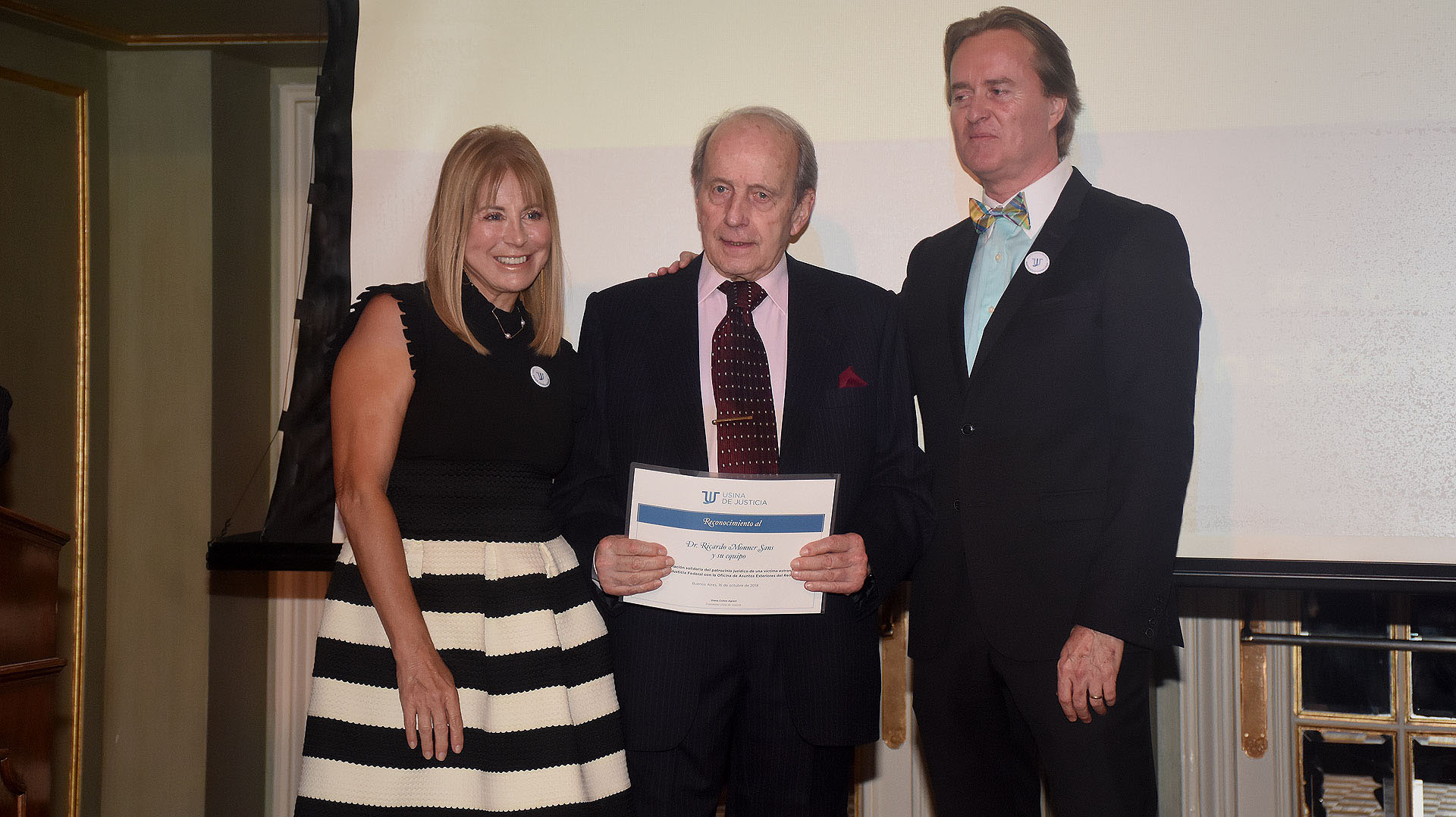 El abogado Ricardo Monner Sanz con su diploma