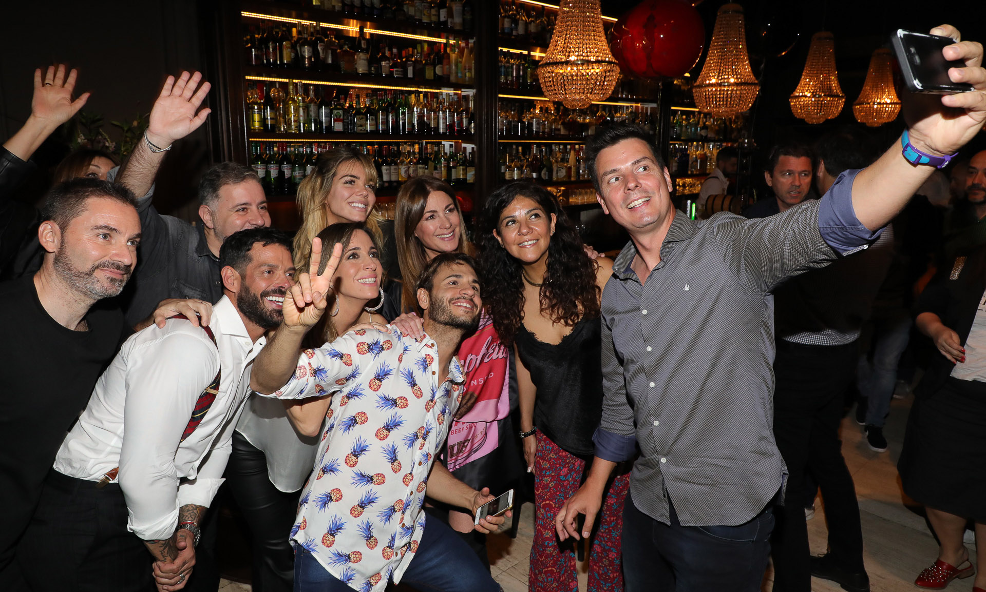 Santiago Zeyen sacando una selfie junto a sus compañeros