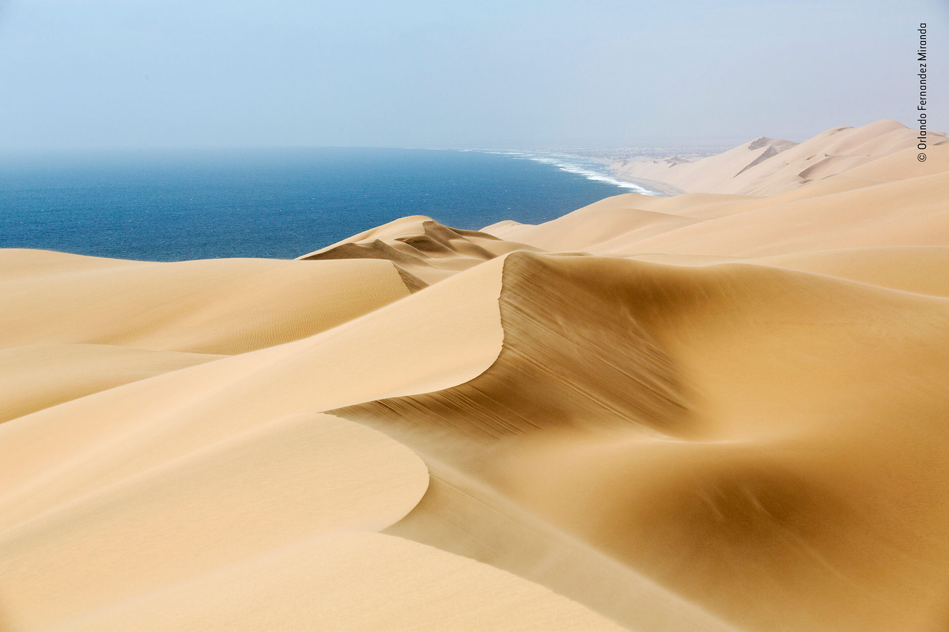 Orlando Fernandez Miranda (España), categoría Ambiente de la Tierra. “Barrida de viento”, dunas en la costa de Namibia