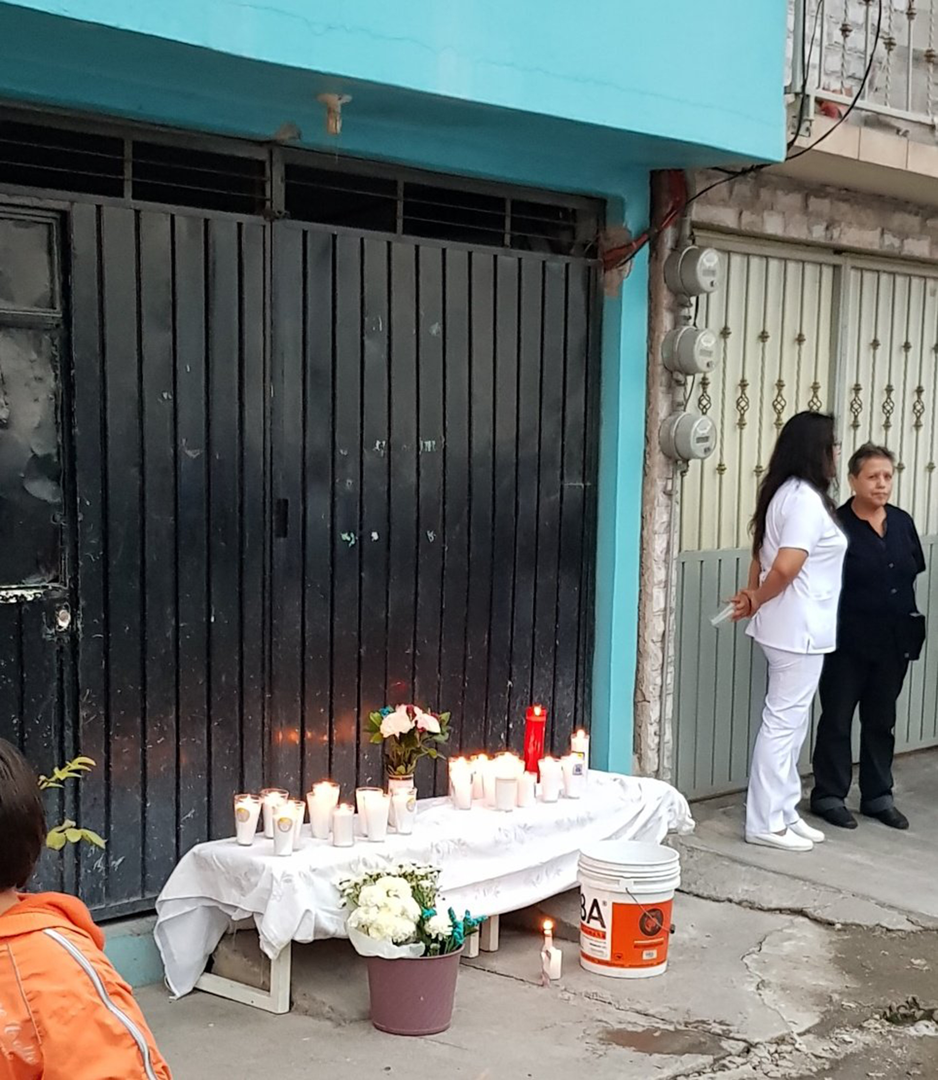 Altar frente al domicilio donde encontraron restos de mujeres. (Especial)