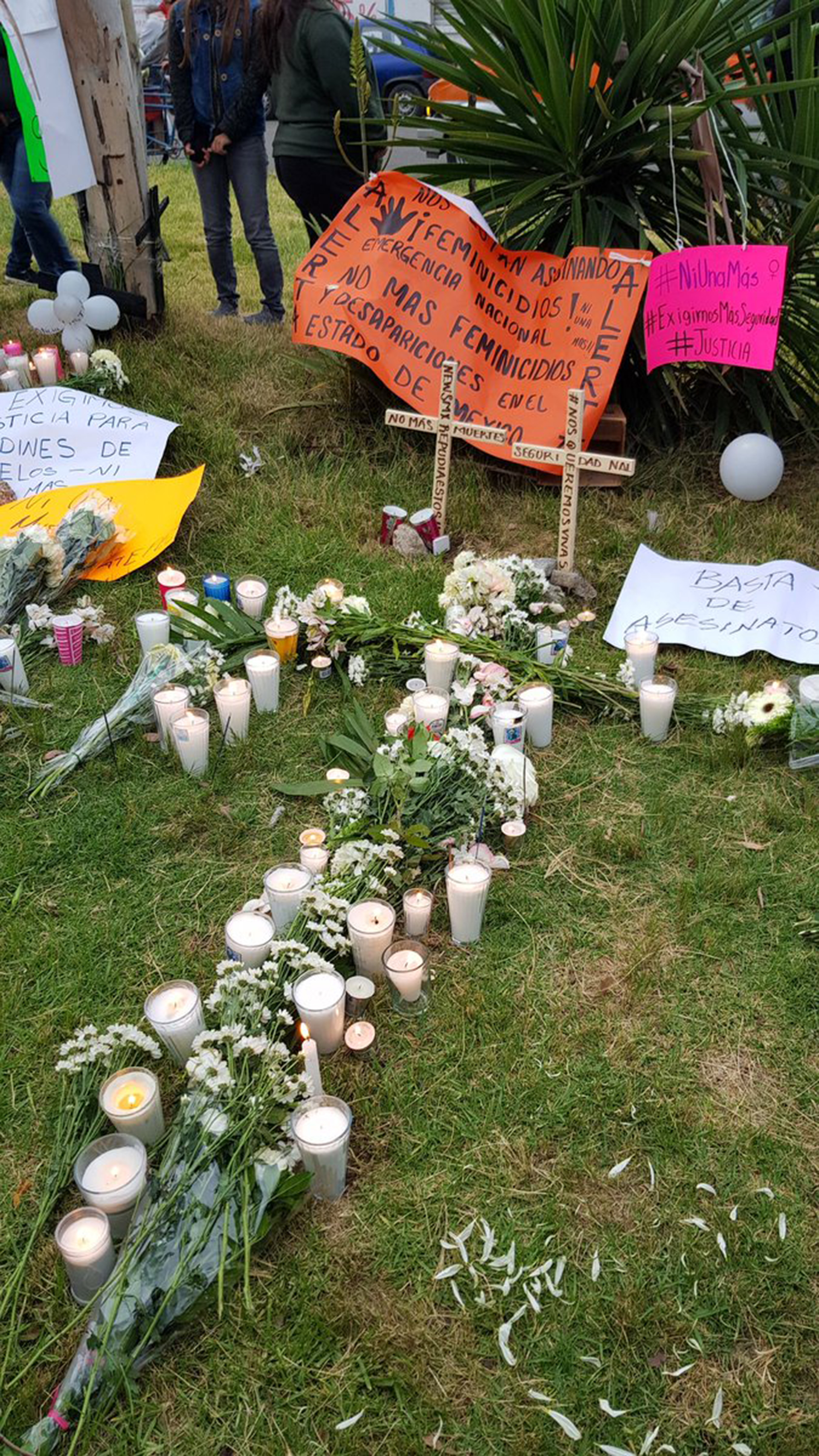 Ofrendas a las víctimas de la pareja feminicida en Ecatepec. (Foto: Especial)