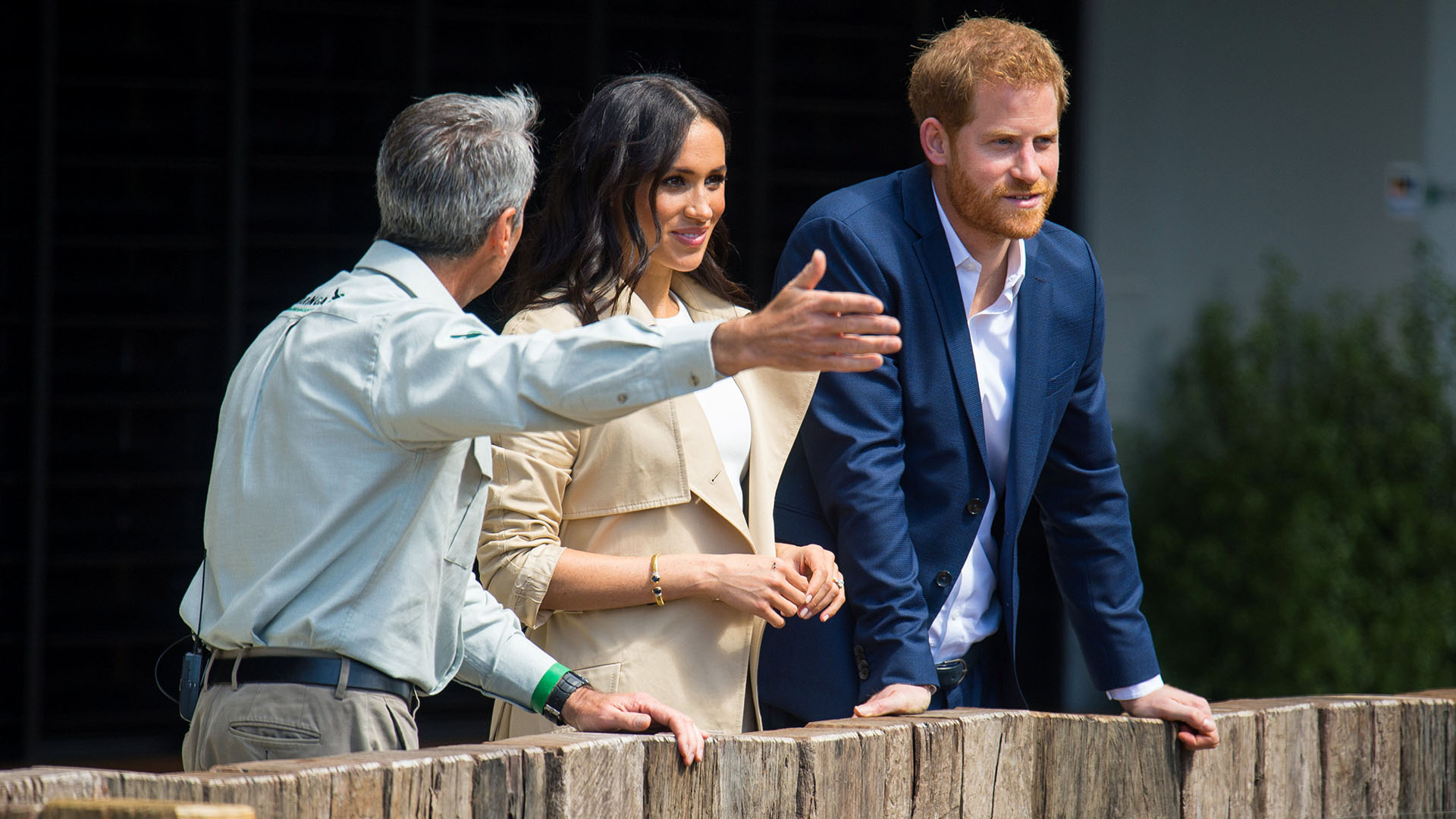 AsÍ lo confirmó el Palacio de Kensington: “Sus Altezas Reales, El Duque y la Duquesa de Sussex, se complacen en anunciar que La Duquesa de Sussex está esperando un bebé en la primavera de 2019. Sus Altezas Reales agradecen todo el apoyo que han recibido de personas de todo el mundo desde su boda en mayo y están encantados de poder compartir esta feliz noticia con el público”