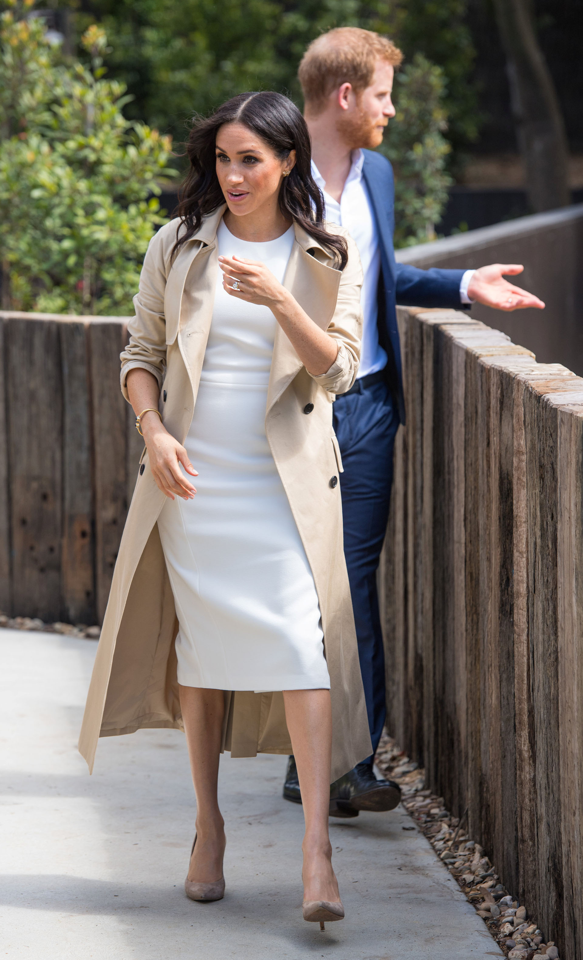 La duquesa lució un vestido blanco, un trench camel y stilettos nude, aunque más tarde hizo un cambio de calzado para estar más cómoda en su visita al zoológico