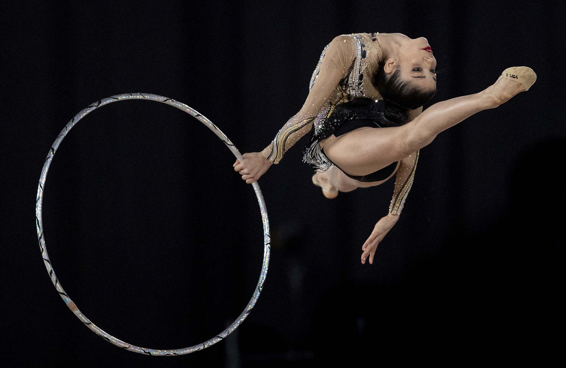 La brasileña Maria Eduarda De Almeida Arakaki completa su performance en gimnasia rítmica (Foto: Jed Leicester/OIS/IOC via AP)