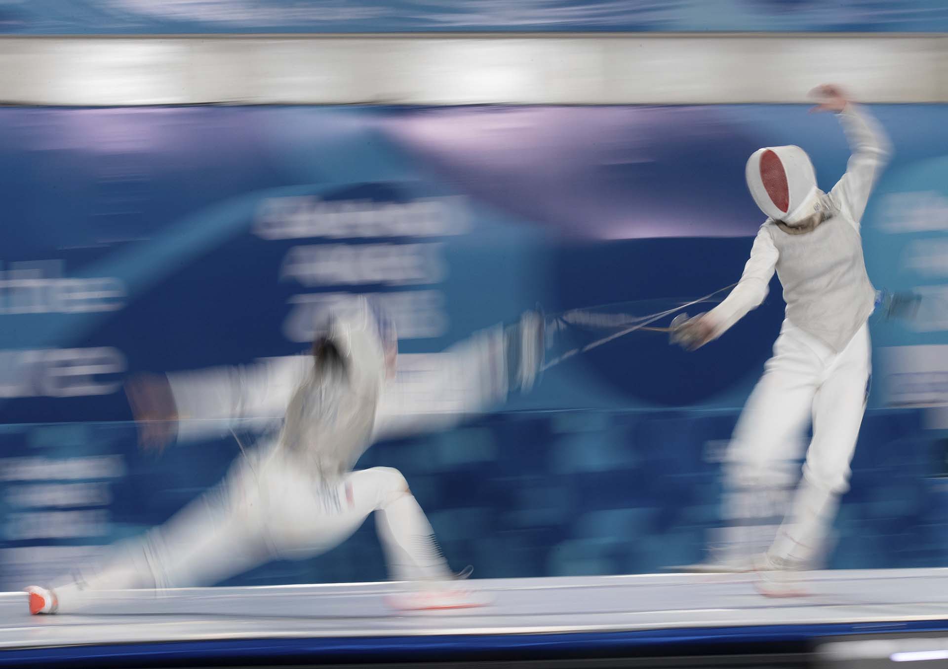 May Tieu, de Estados Unidos, ataca a la francesa Venissia Thepaut en esgrima (Ian Walton /OIS/IOC via AP)