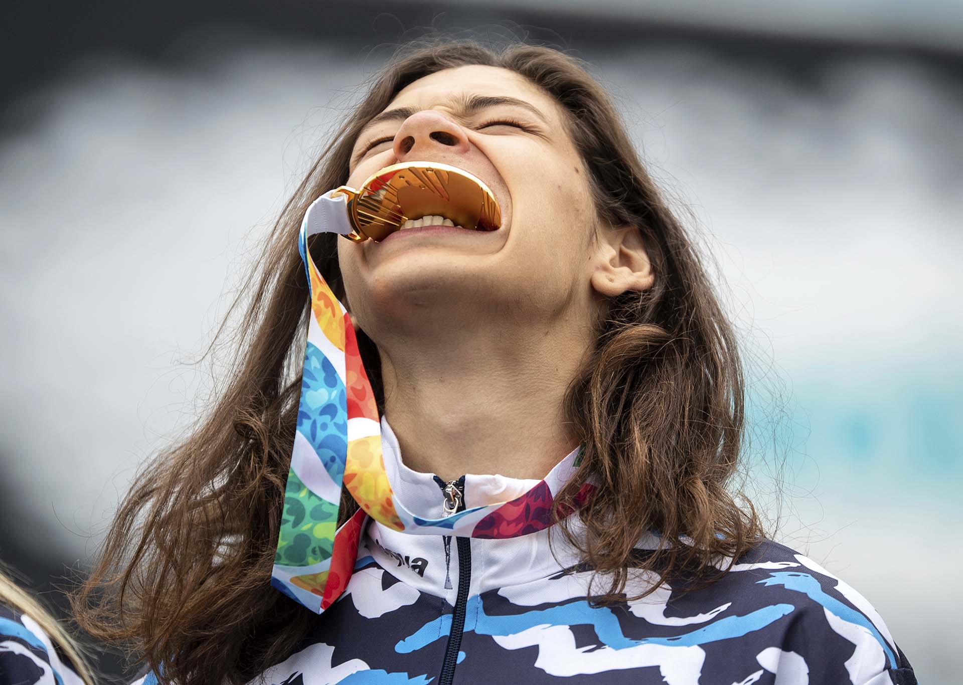 Iñaki Mazza Iriartes festeja con su medalla de oro la producción que tuvo en BMX (Foto: Simon Bruty/OIS/IOC via AP)