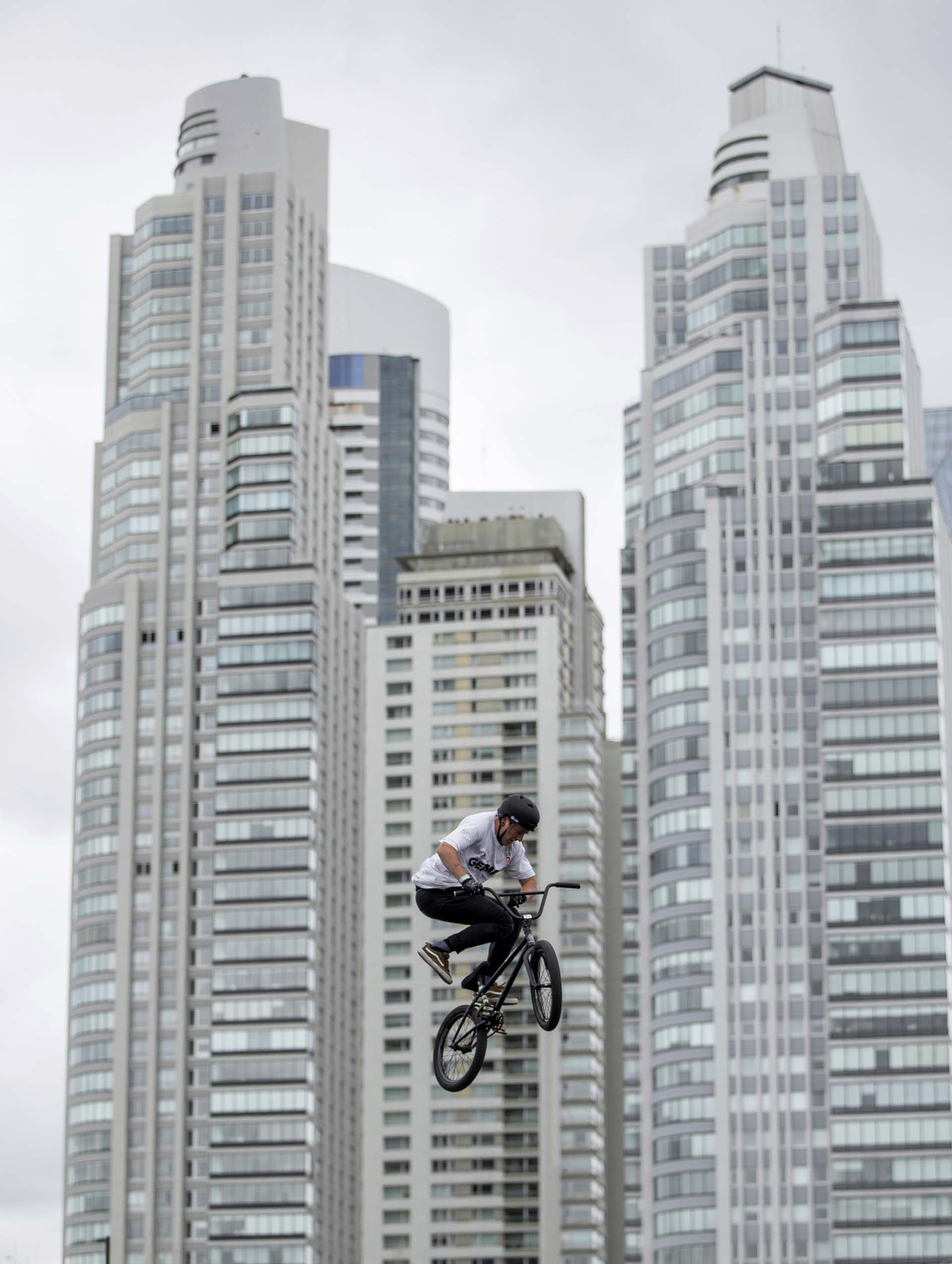 El alemán Evan Brandes durante la final del freestyle mixto de BMX desarrollado en el Parque Urbano de Puerto Madero (Foto: Simon Bruty/OIS/IOC via AP)