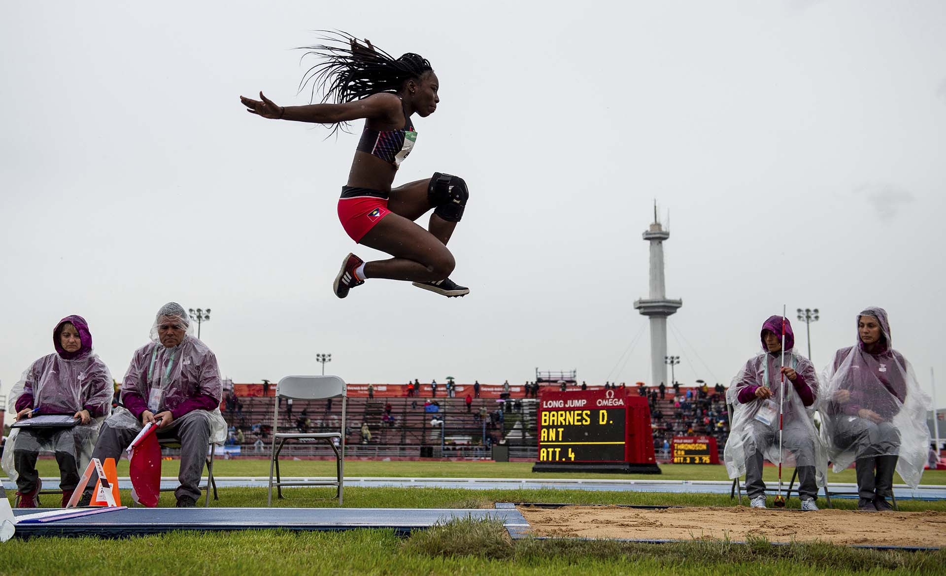 Dahlia Barnes, de Antigua y Barbuda, durante las pruebas preliminares de salto en largo (Joe Toth/OIS/IOC via AP)