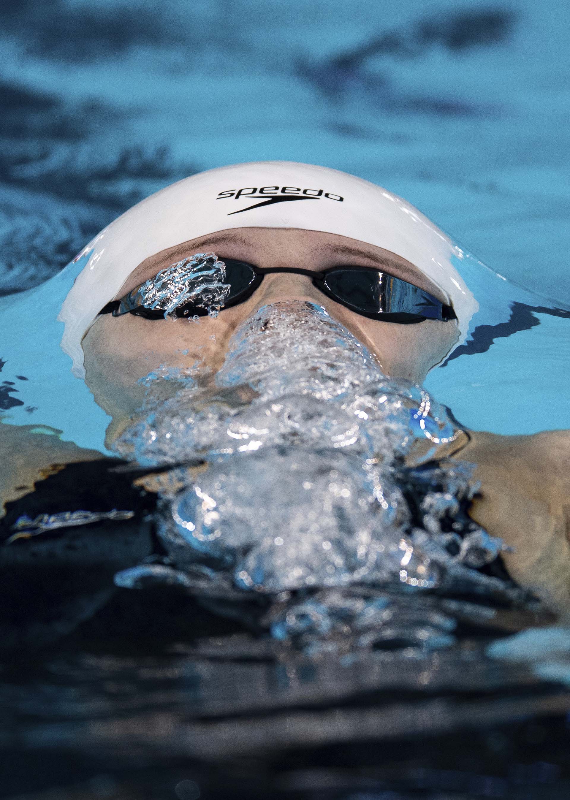 El canadiense Madison Broad dejó una imagen insólita en el natatorio del Parque Olímpico (Jonathan Nackstrand/OIS/IOC via AP)