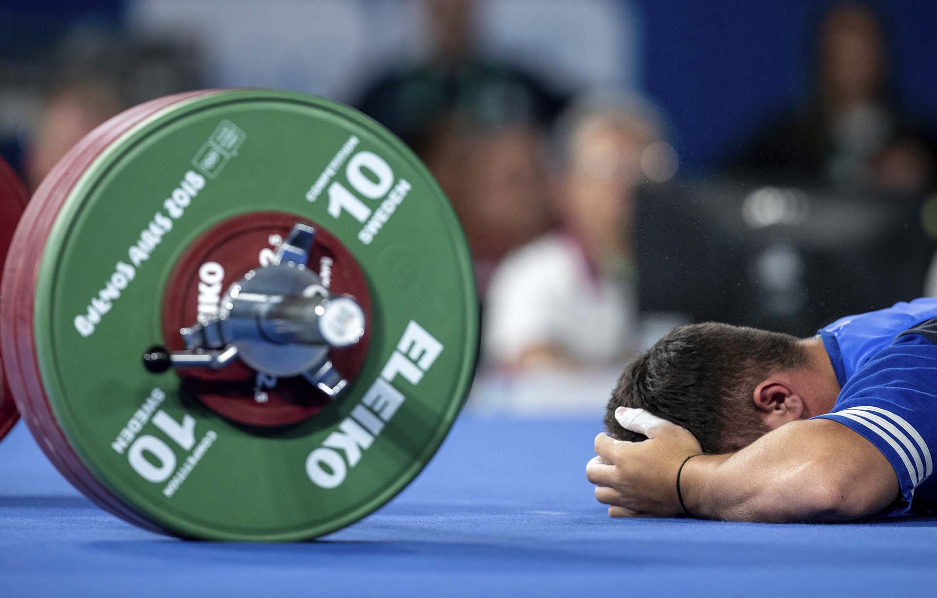 El lamento del griego Gerasimos Galiatsatos al caer en el levantamiento de pesas (Jed Leicester/OIS/IOC via AP)