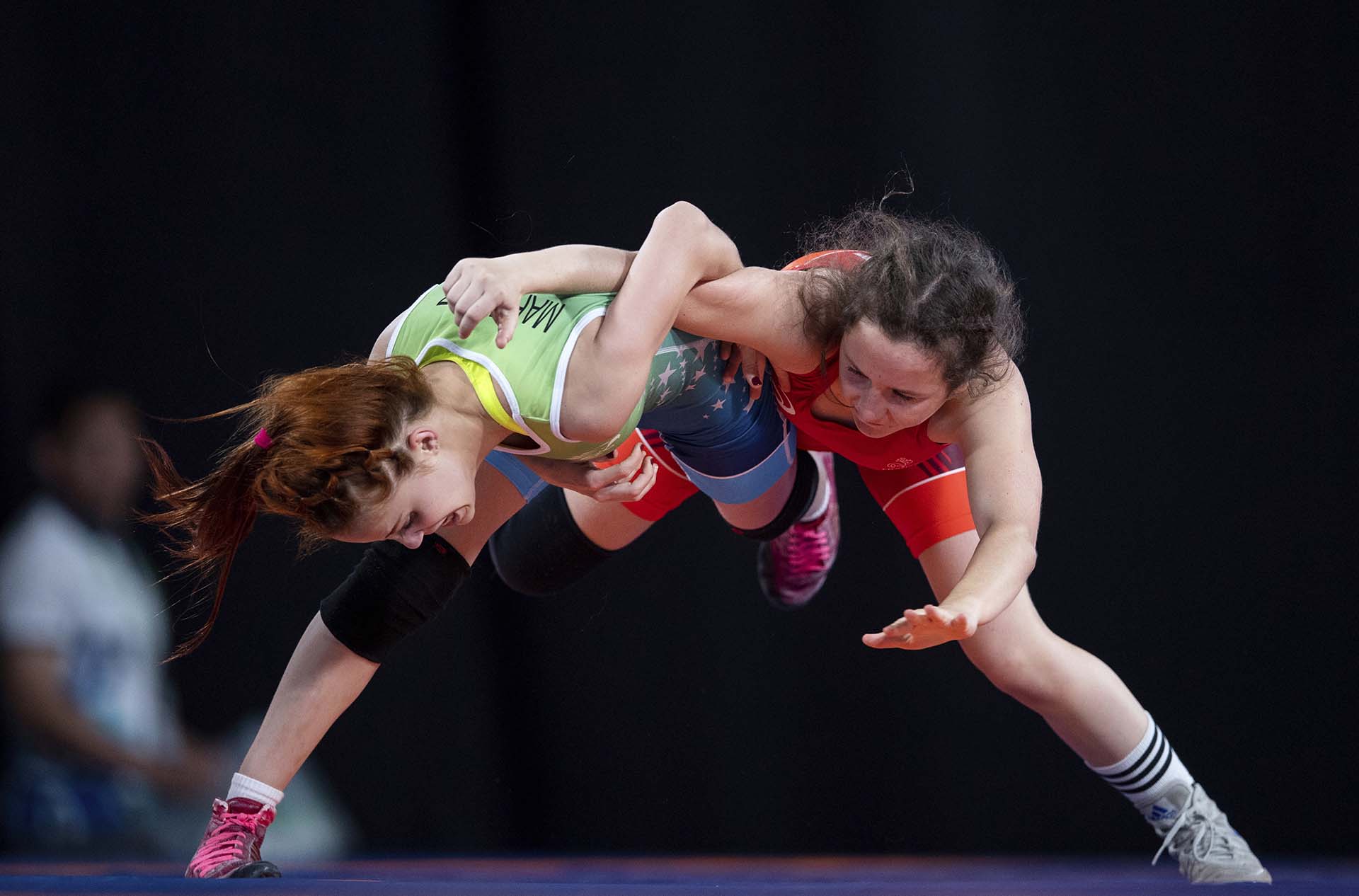 La francesa Justine Fanny Vigouroux (de rojo) y la brasileña Heloisa Elena Martinez (de verde) disputan un duelo de lucha en las preliminares de Buenos Aires (Foto: Lukas Schulze/AP)
