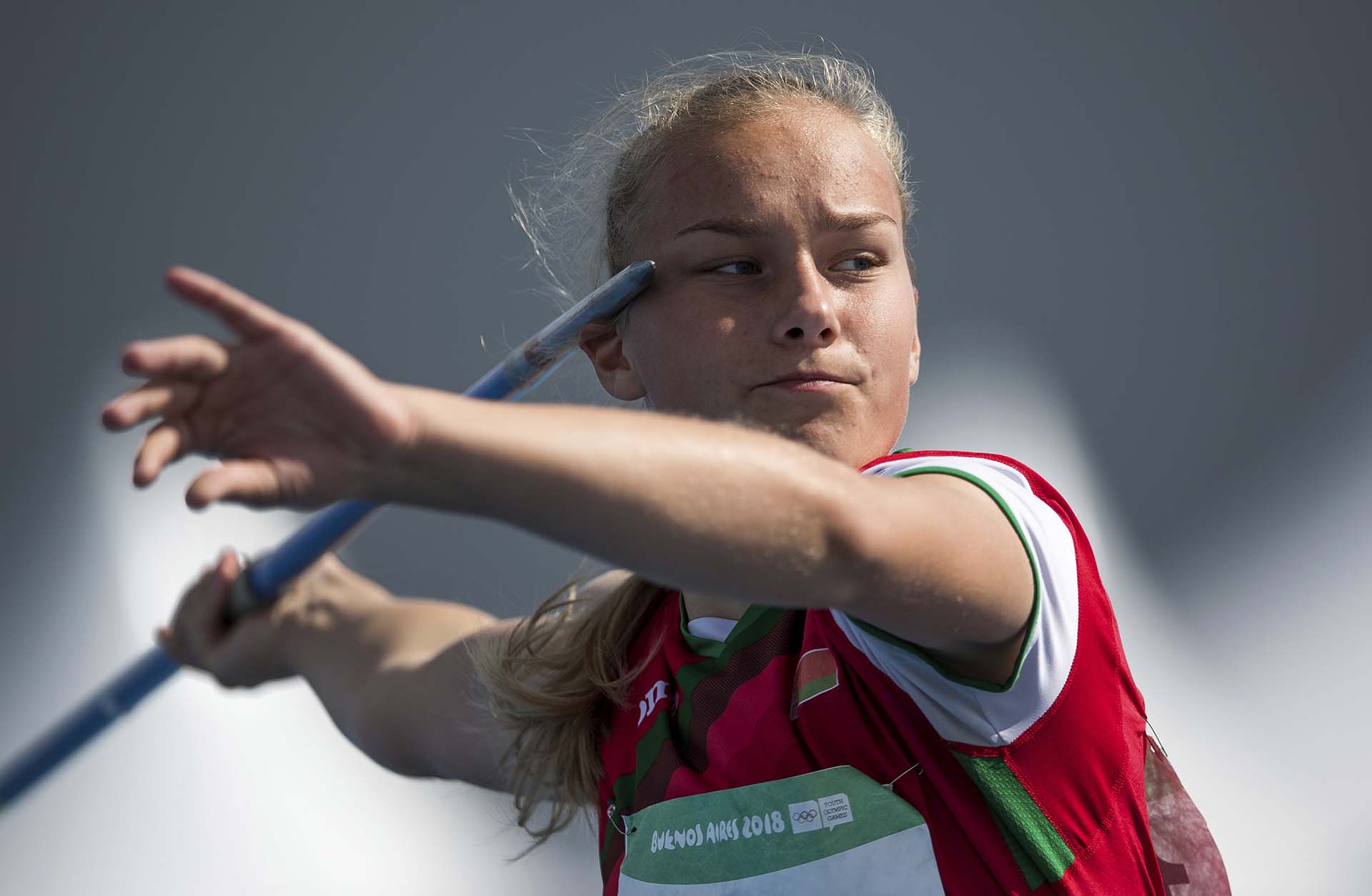 Aliaksandra Konshina de BIelorrusia a punto de lanzar su jabalina en Villa Soldati (Lukas Schulze/OIS/IOC via AP)