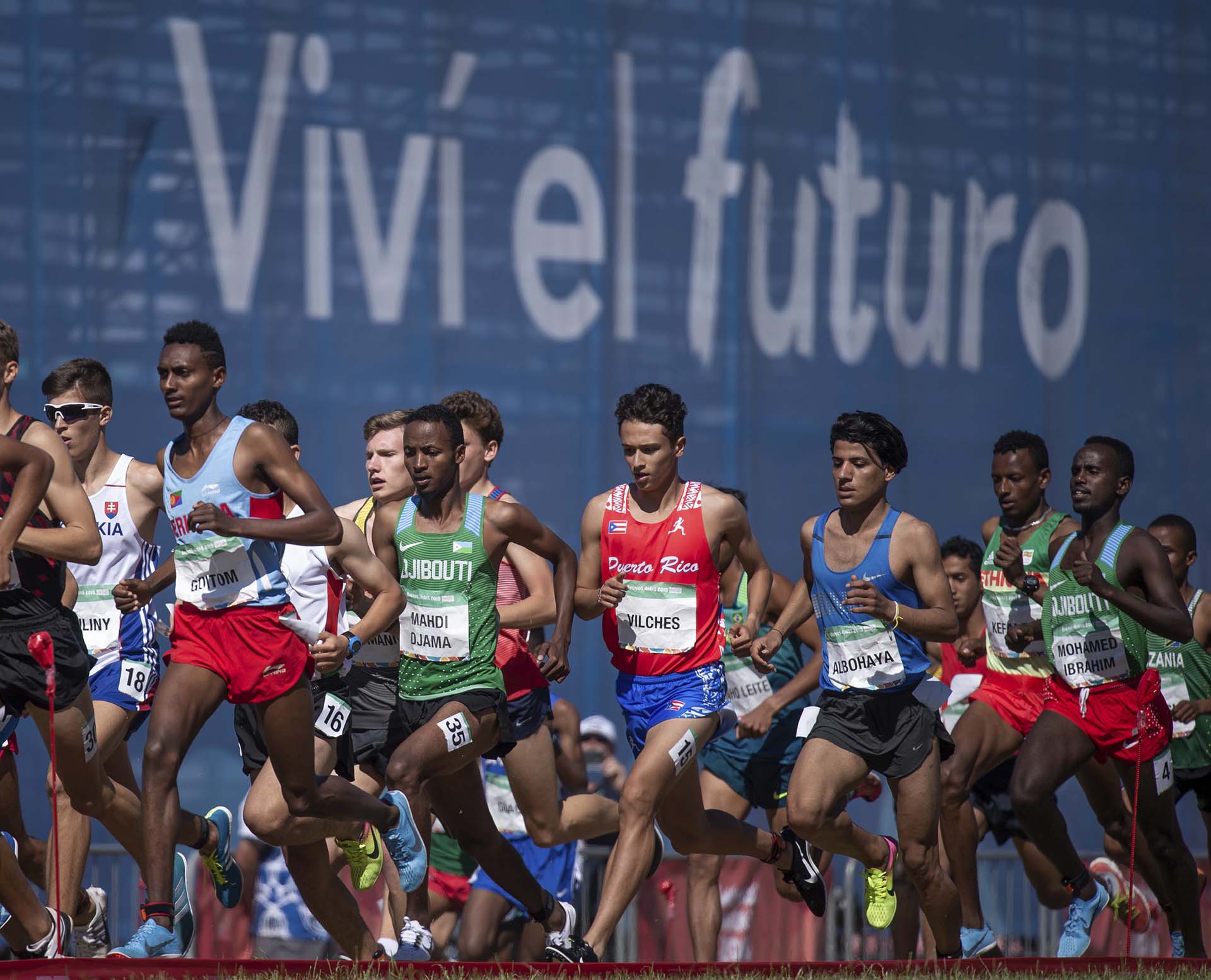 Meron Goitom de Eritrea, Nabil Mahdi Djama de Yibuti, Carlos Vilches de Puerto Rico, Layth Hakim Hussein Albohaya de Irak y Farhan Mohamed Ibrahim compiten en la final de pentatlón masculino (Florian Eisele/OIS/IOC via AP)