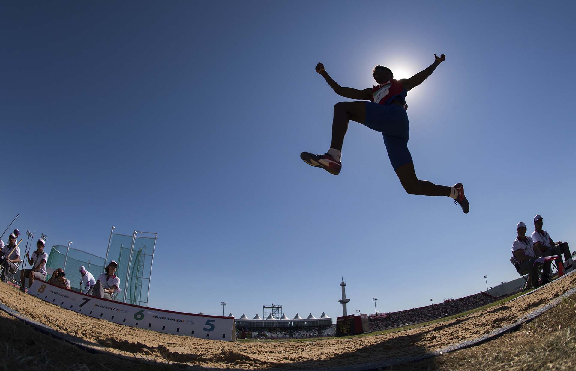 El cubano Lester Alcides Lescay Gay en acción durante la segunda etapa de salto en largo (Jonathan Nackstrand/OIS/IOC via AP)
