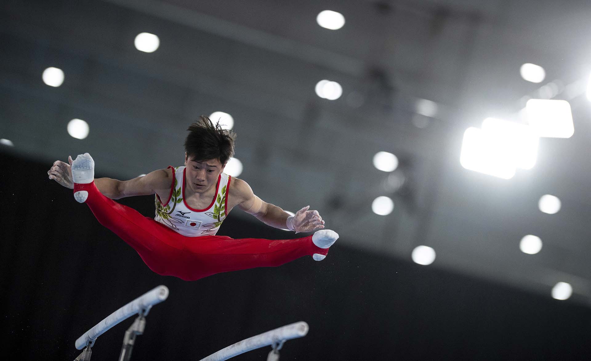 El japonés Takeru Kitazono mostró una gran producción en la final de la prueba de barras paralelas de gimnasia  (Joel Marklund/OIS/IOC via AP)