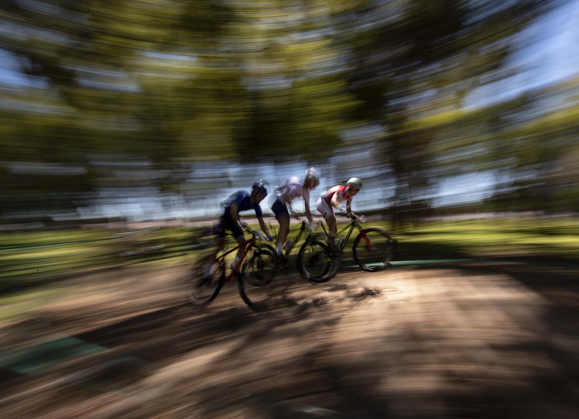 El equipo mixto que compitió bajo la bandera olímpica en Cross-country  (Foto: Lukas Schulze/OIS/IOC via AP)