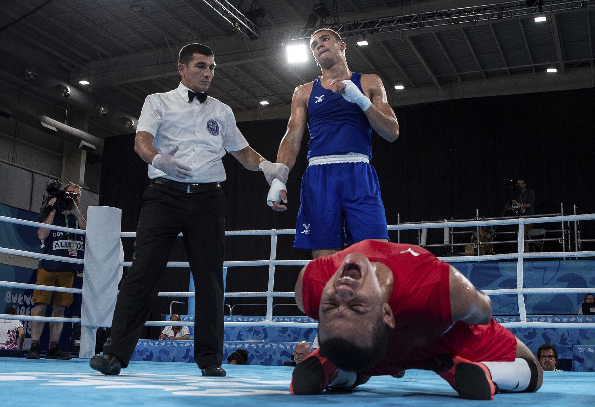 El egipcio Youssef Ali Karar Ali Moussa festeja después de vencer al británico Karol Itauma en la semifinal de boxeo (Ian Walton /OIS/IOC via AP)