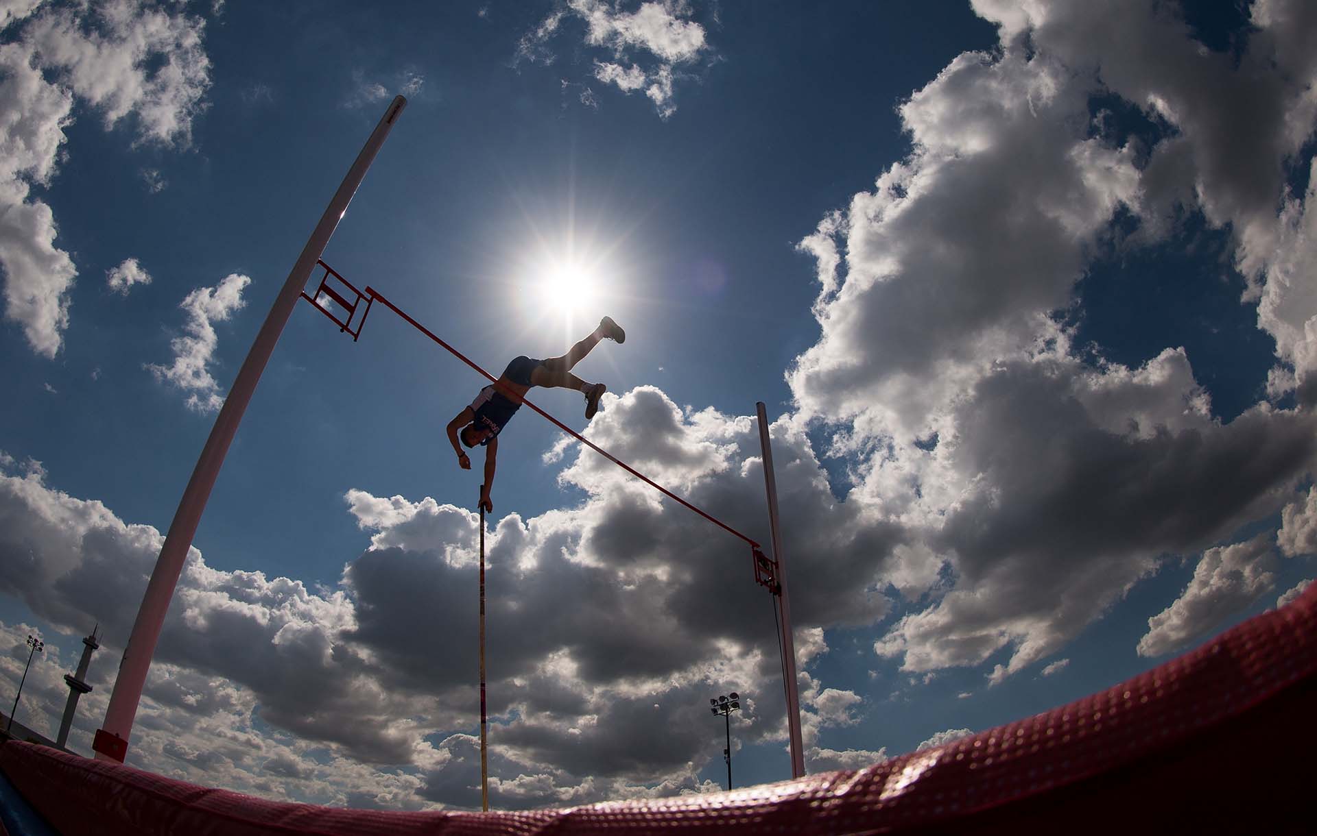 Amal Hasanov, de Israel, en la prueba de salto con garrocha (Foto: Lukas Schulze / OIS/IOC / OIS/IOC / AFP)