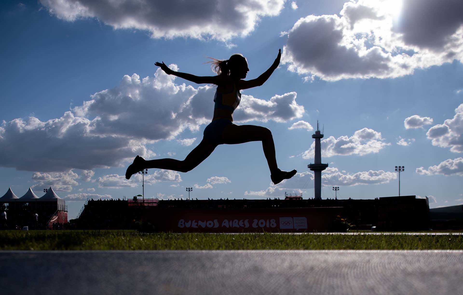 Anastassiya Glukhareva, de Kazajistán, en acción durante el triple salto del Parque Olímpico (Foto: Lukas Schulze for OIS/IOC / OIS/IOC / AFP)