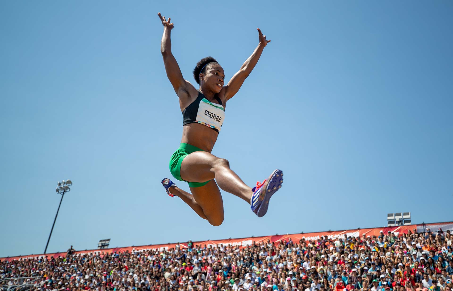 La nigeriana Victory George vuela en la competencia de salto en largo (Foto: Simon Bruty OIS/IOC / OIS/IOC / AFP)