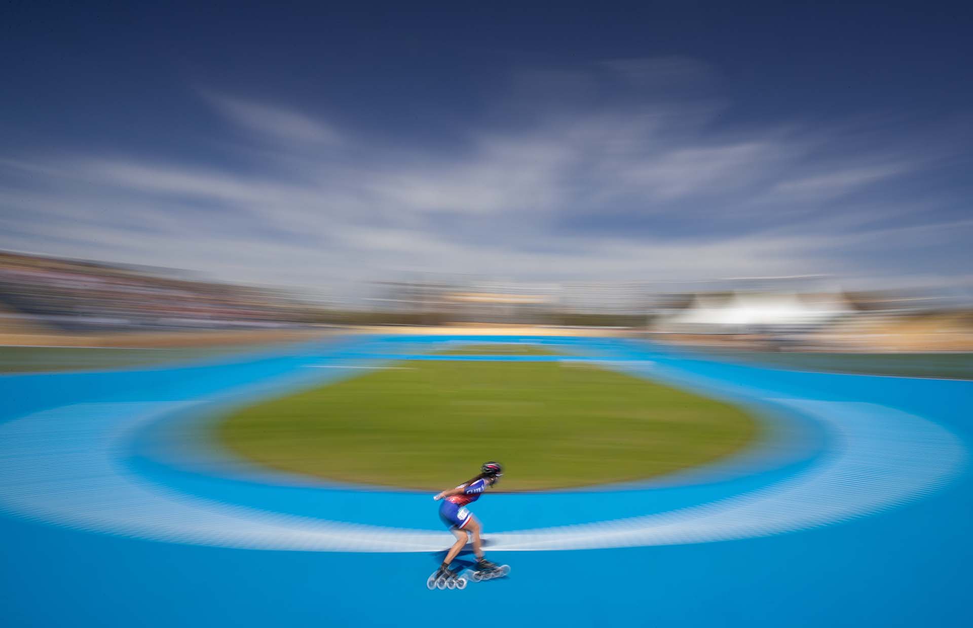 La chilena Ashly Catalina Marin Torres a plena velocidad en el parque verde de Palermo (Foto: Simon / AFP)