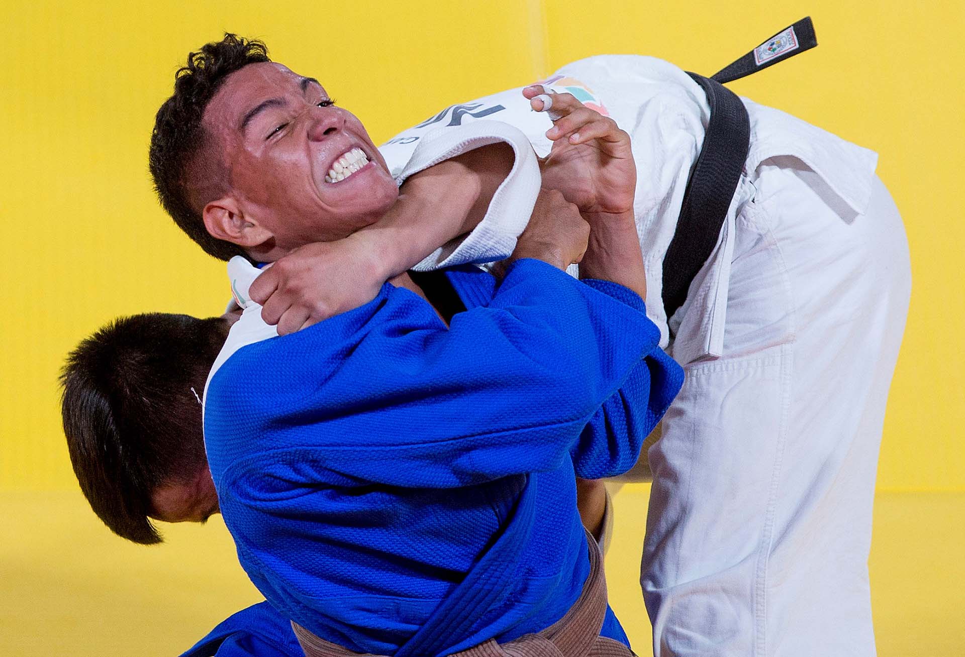 Temuujin Gan-Burged, de Mongolia, (blanco) combate ante el colombiano Juan Montealegre  (azul) en judo (Foto: Chloe Knott OIS/IOC/Handout via REUTERS)