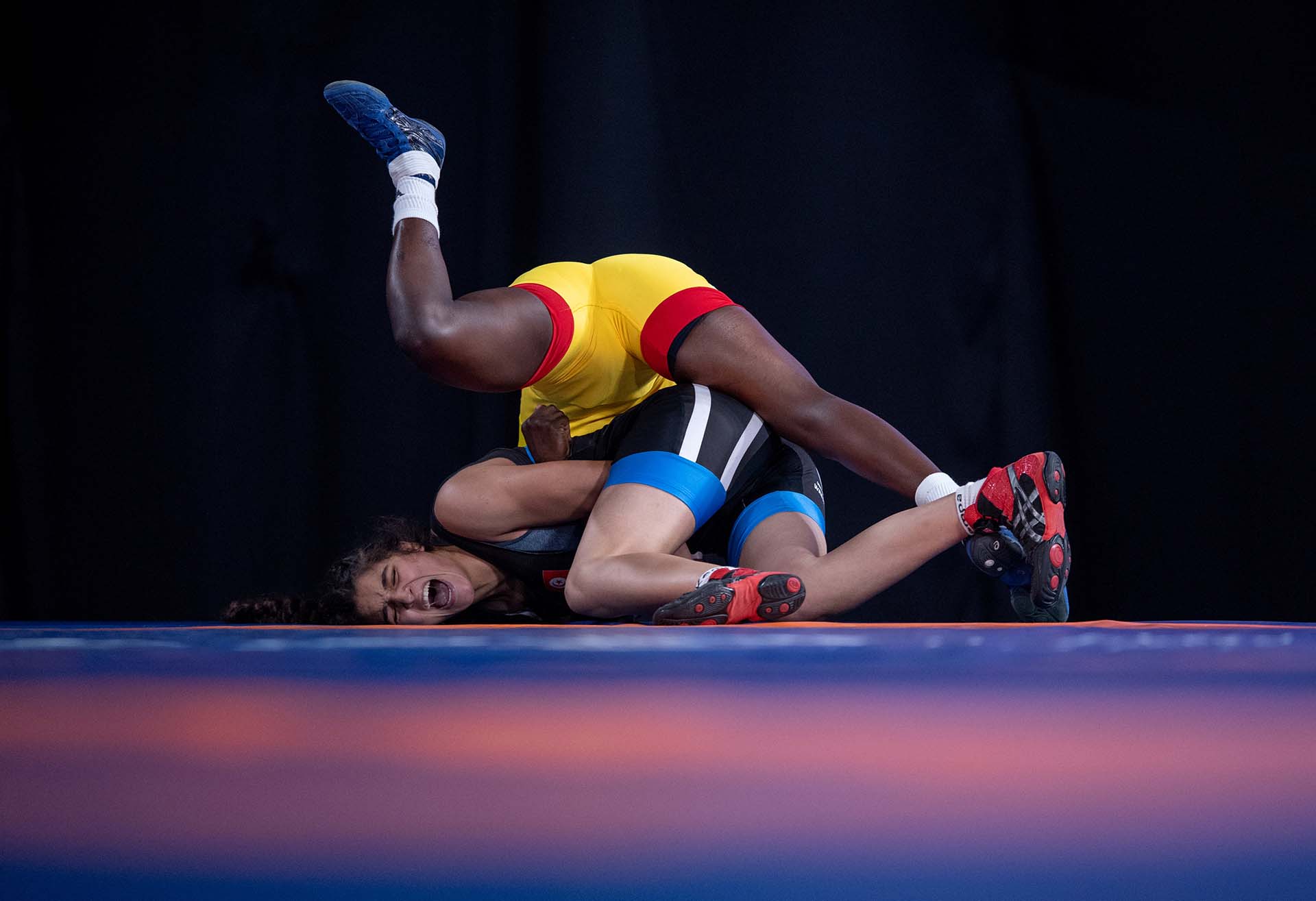Zaineb Sghaier, de Túnez, en acción frente a Natacha Veronique Nabaina de Camerún (Foto: REUTERS)