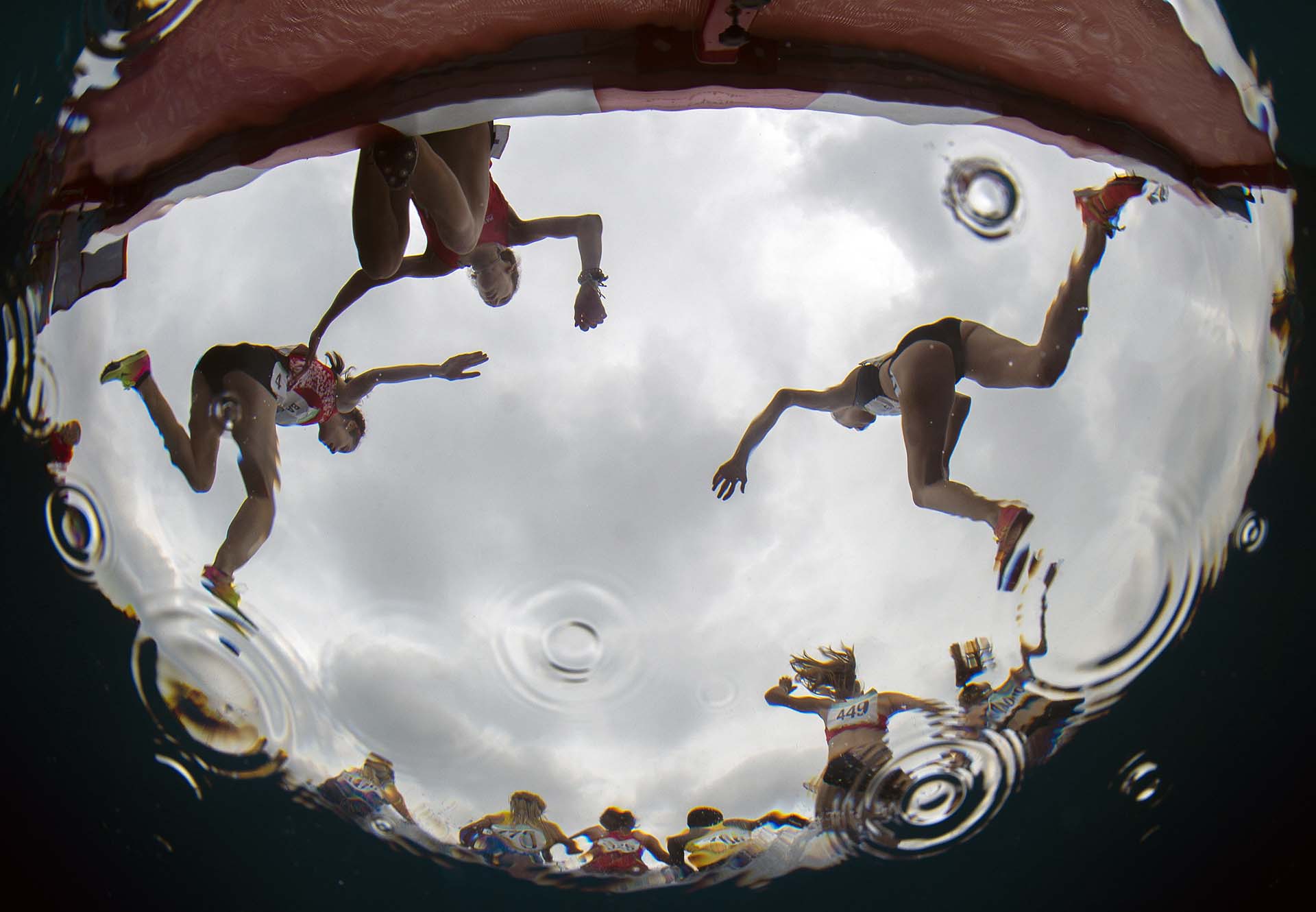 Las atletas compiten durante la primera etapa de los 3000 metros femeninos (Foto: AFP)