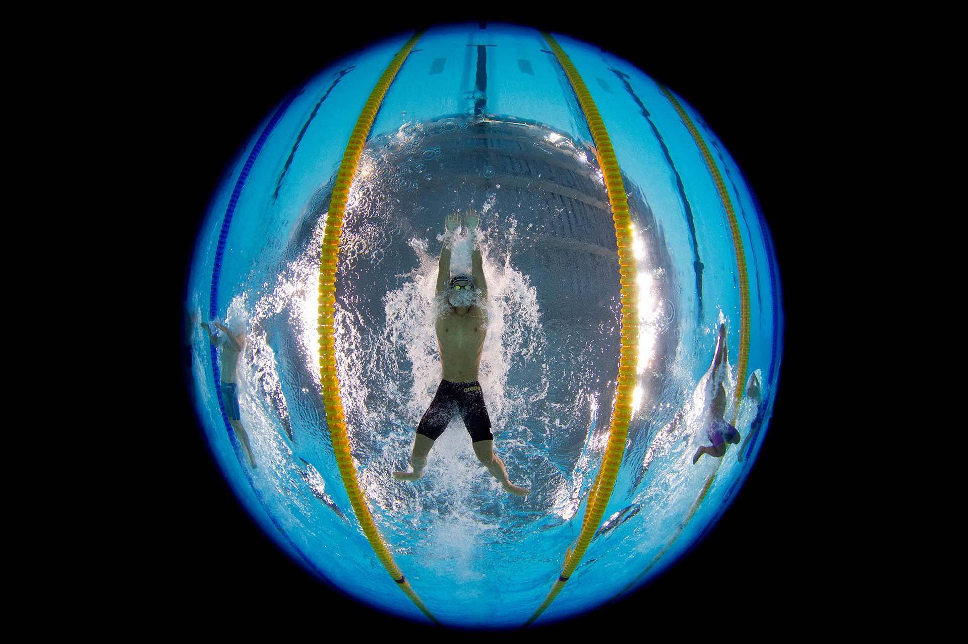 El japonés Taku Taniguchi compitiendo en los 50 metros masculinos en el natatorio del Parque Olímpico (Foto: AFP)