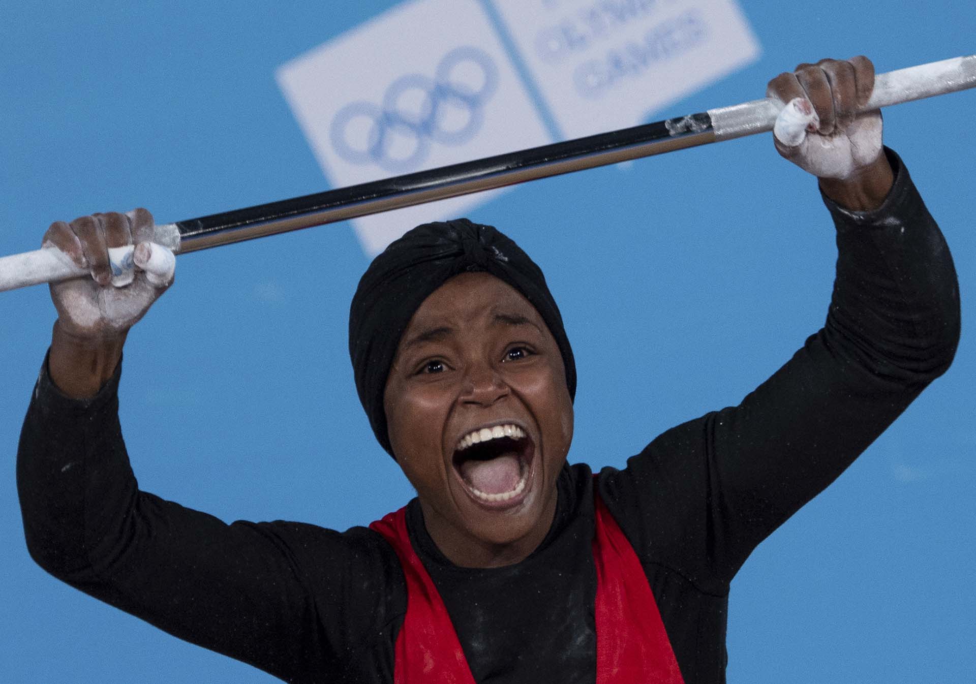 Ghofrane Belkhir, de Túnez, festeja su medalla de oro en levantamiento de pesas (Foto: Thomas Lovelock/AP)