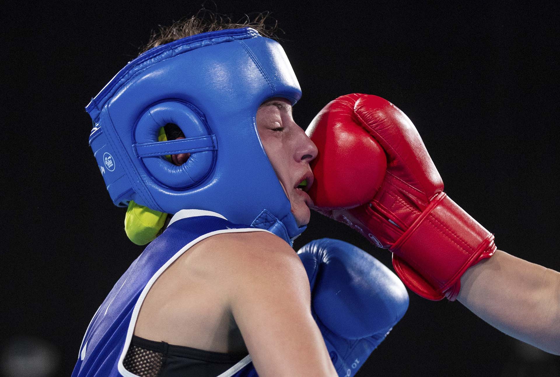 Martina La Piana, de italia, recibe un duro golpe en la semifinal de boxeo (48 a 51kg) (Foto: Ian Walton via AP)