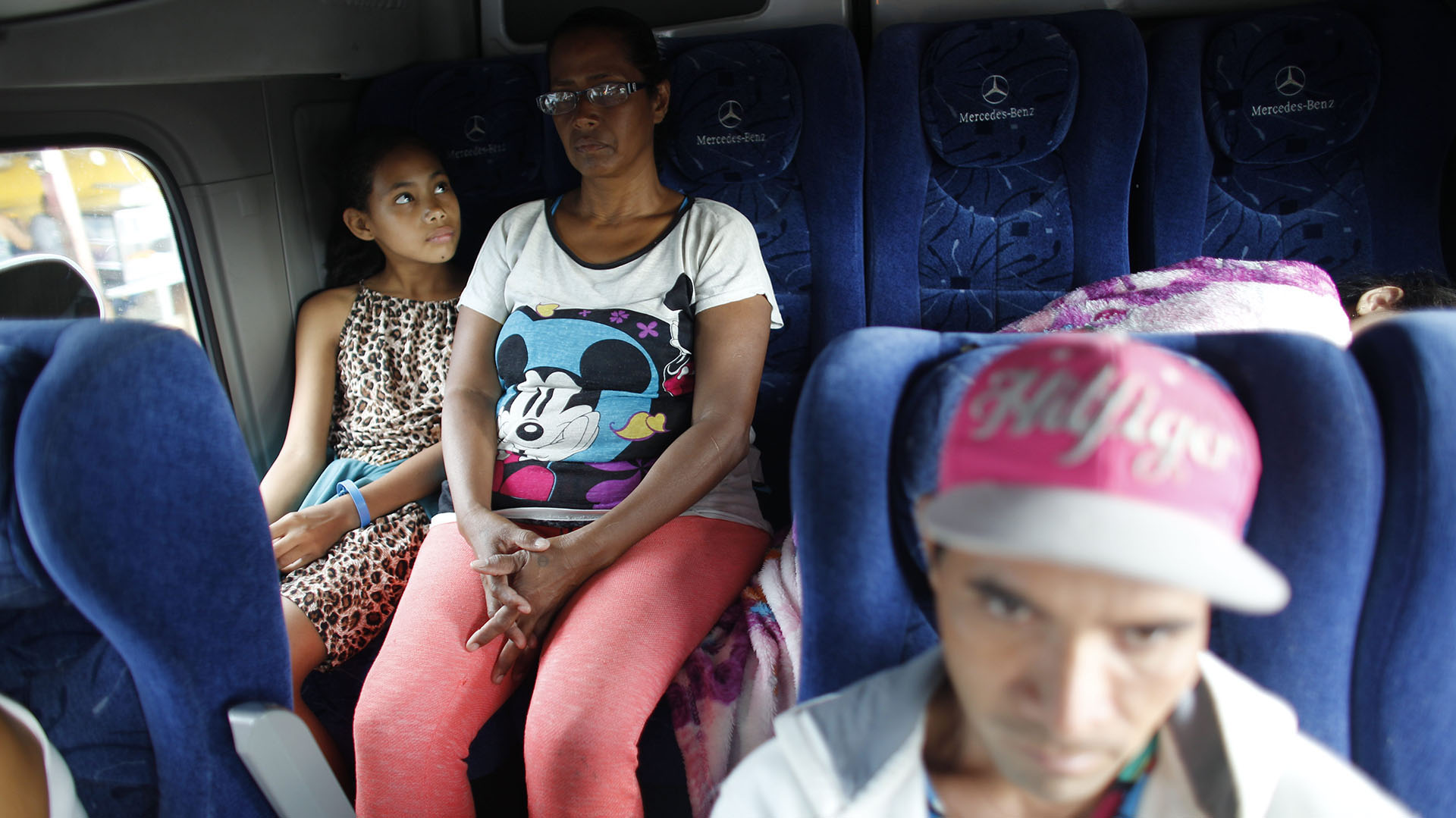 Gracias a donaciones espontáneas, Sandra Cadiz y su hija pudieron hacer parte del trayecto en autobús (AP Photo/Ariana Cubillos)