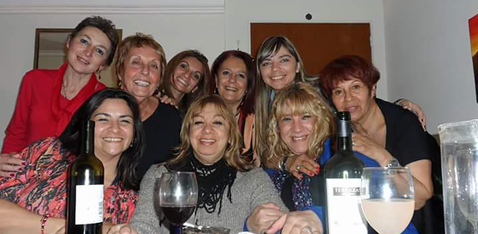 Una de las primeras reuniones con amigas. En la izquierda y de rojo sonriente se encuentra Olivero