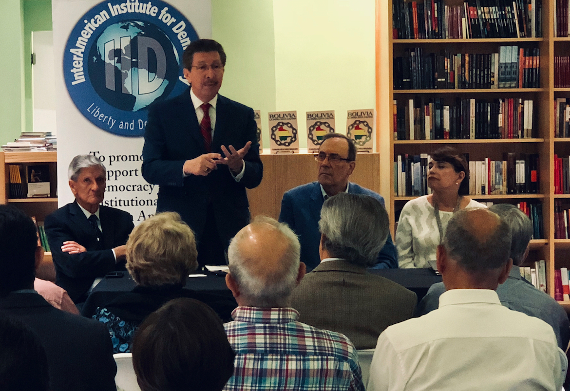 Carlos Sánchez Berzaín presentó su libro ante un auditorio lleno en la ciudad de Coral Gables. Foto Infobae.