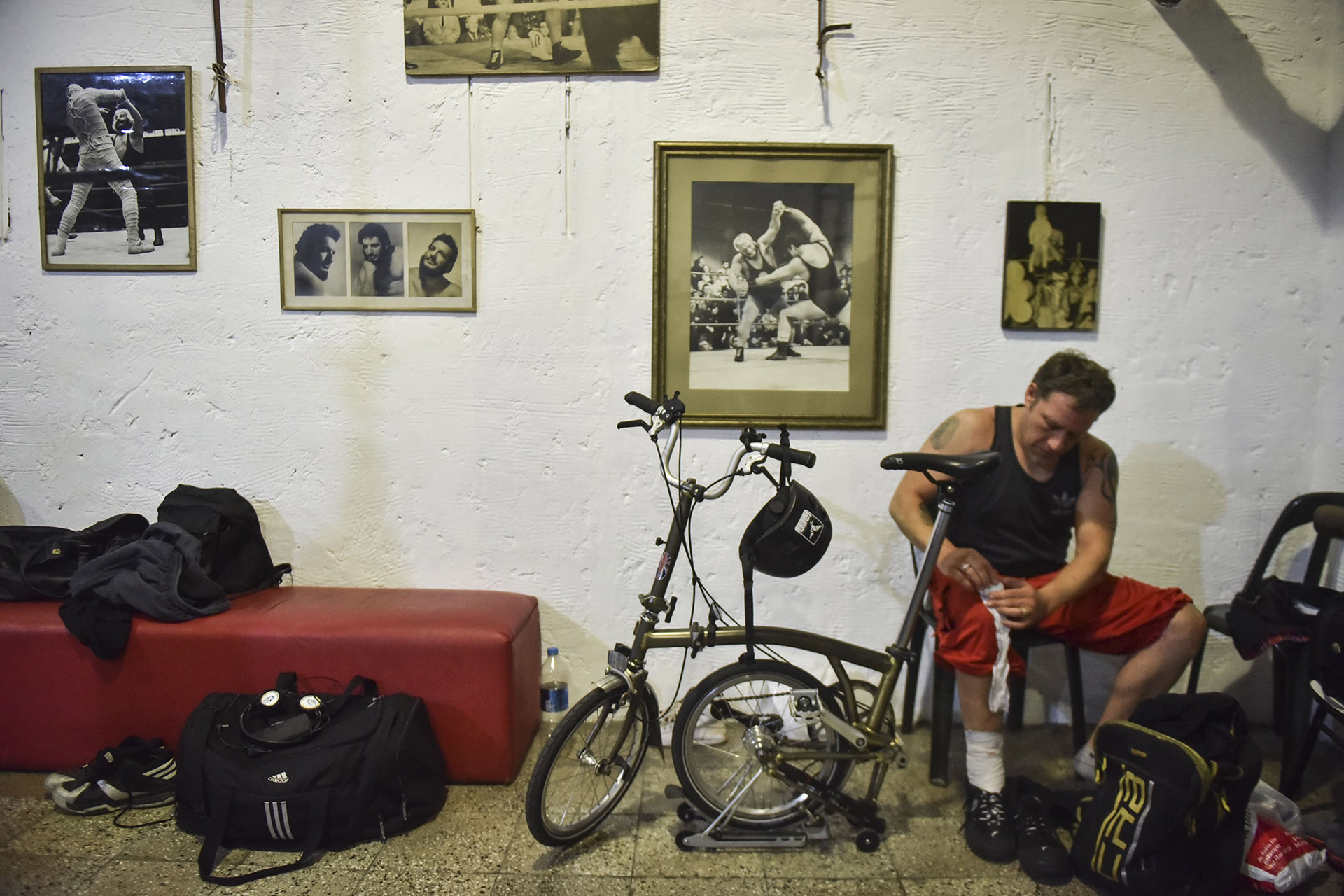 Con históricas imágenes de fondo, los luchadores ya se sienten parte de la familia. En cada práctica comprenden que es mucho más que un simple entretenimiento: se trata de demostrar por qué fueron elegidos para continuar con el legado del gran Martín Karadagian. Ivanoff lo sabe. Y apenas llega al gimnasio se prepara para dar lo mejor de sí