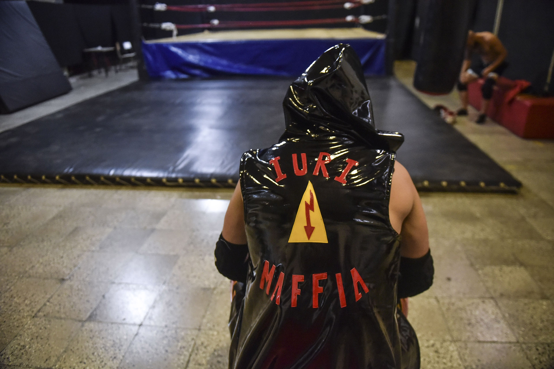 Iuri Maffia, para variar, con el celular. El luchador es un adicto a las redes