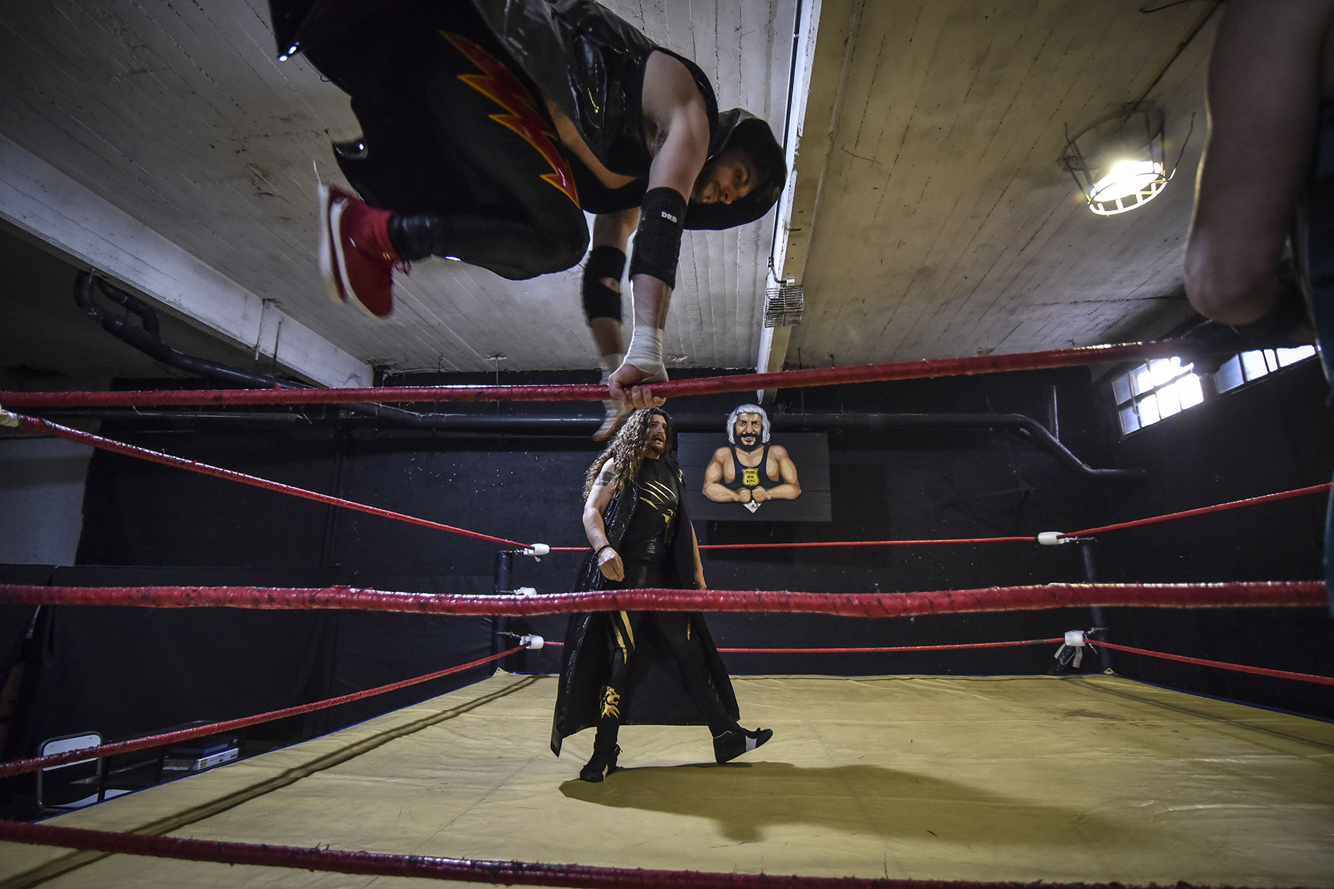 “Hasta a mí me dan ganas de meterme al ring cuando los veo así. Y les sale tan bien que hasta parece sencillo”, se escucha al costado del cuadrilátero, mientras los luchadores vuelan