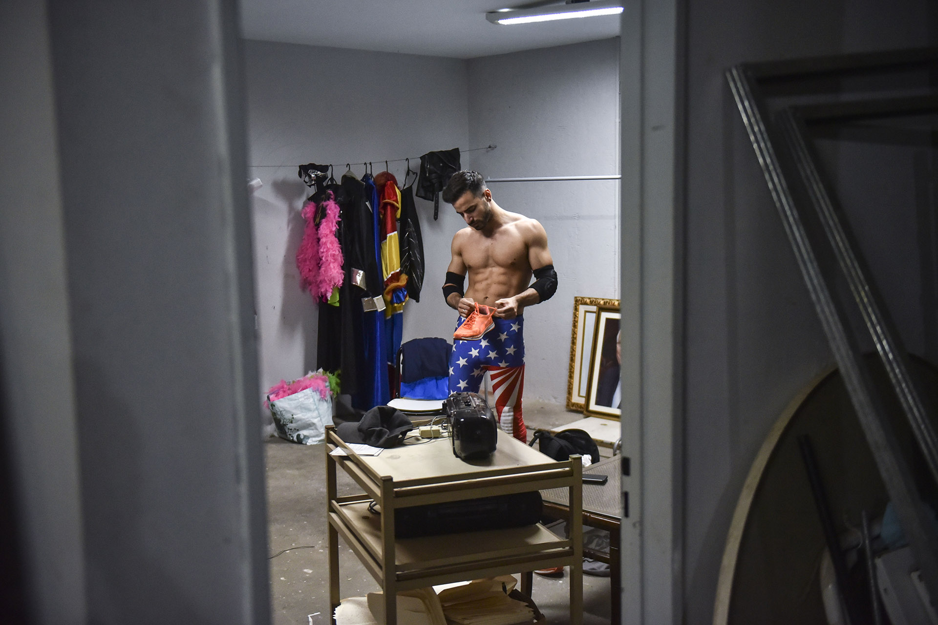 Los trajes, listos. Los luchadores están terminando de ponerse en forma. Sólo resta esperar. Y volver a sorprenderse