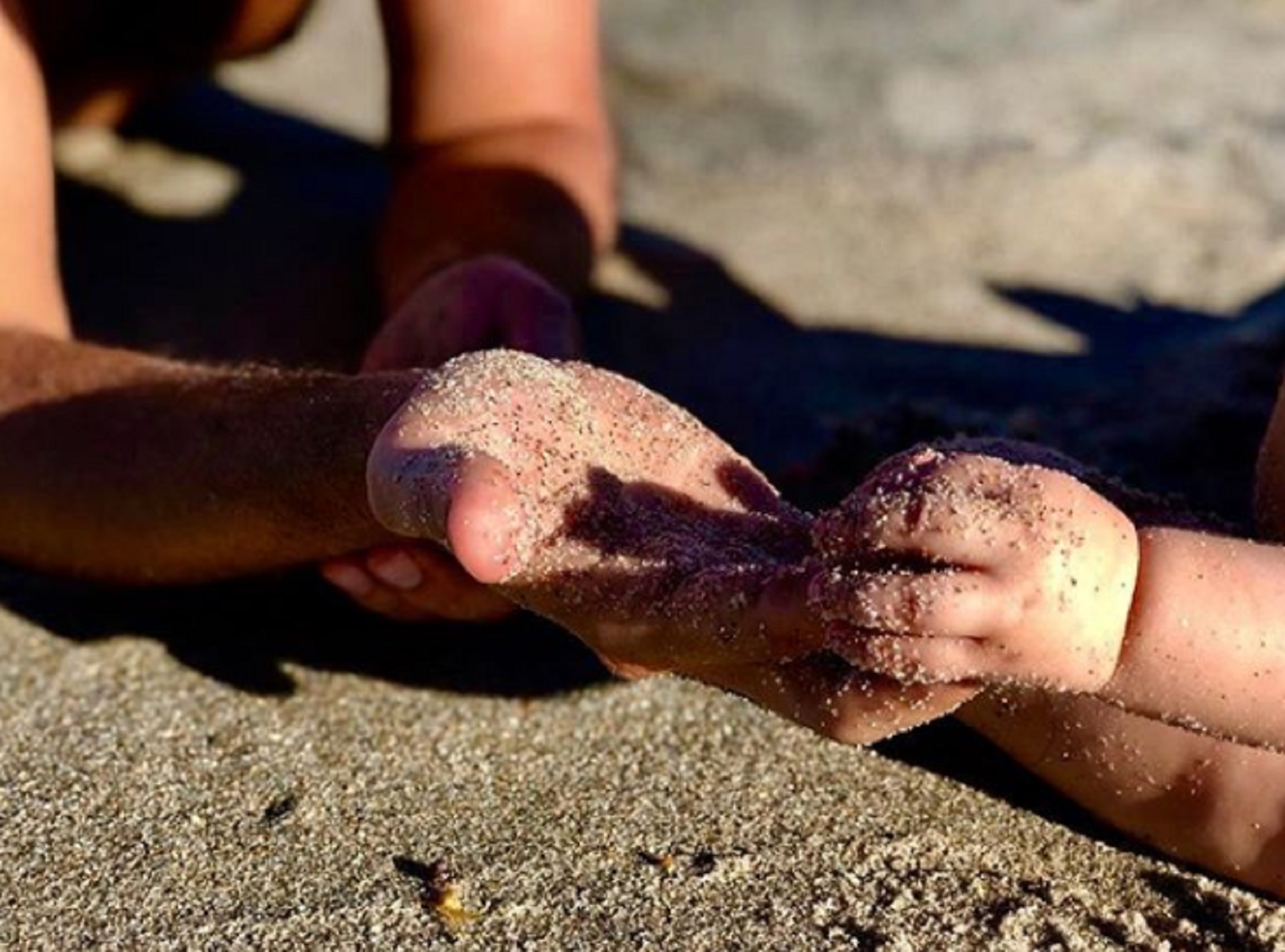 Postales tiernas de los días de playa en familia