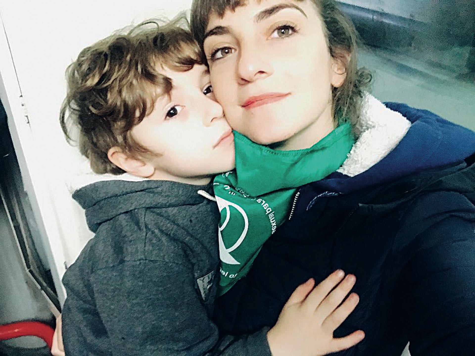 Julieta Zylberberg junto a su hijo Luis