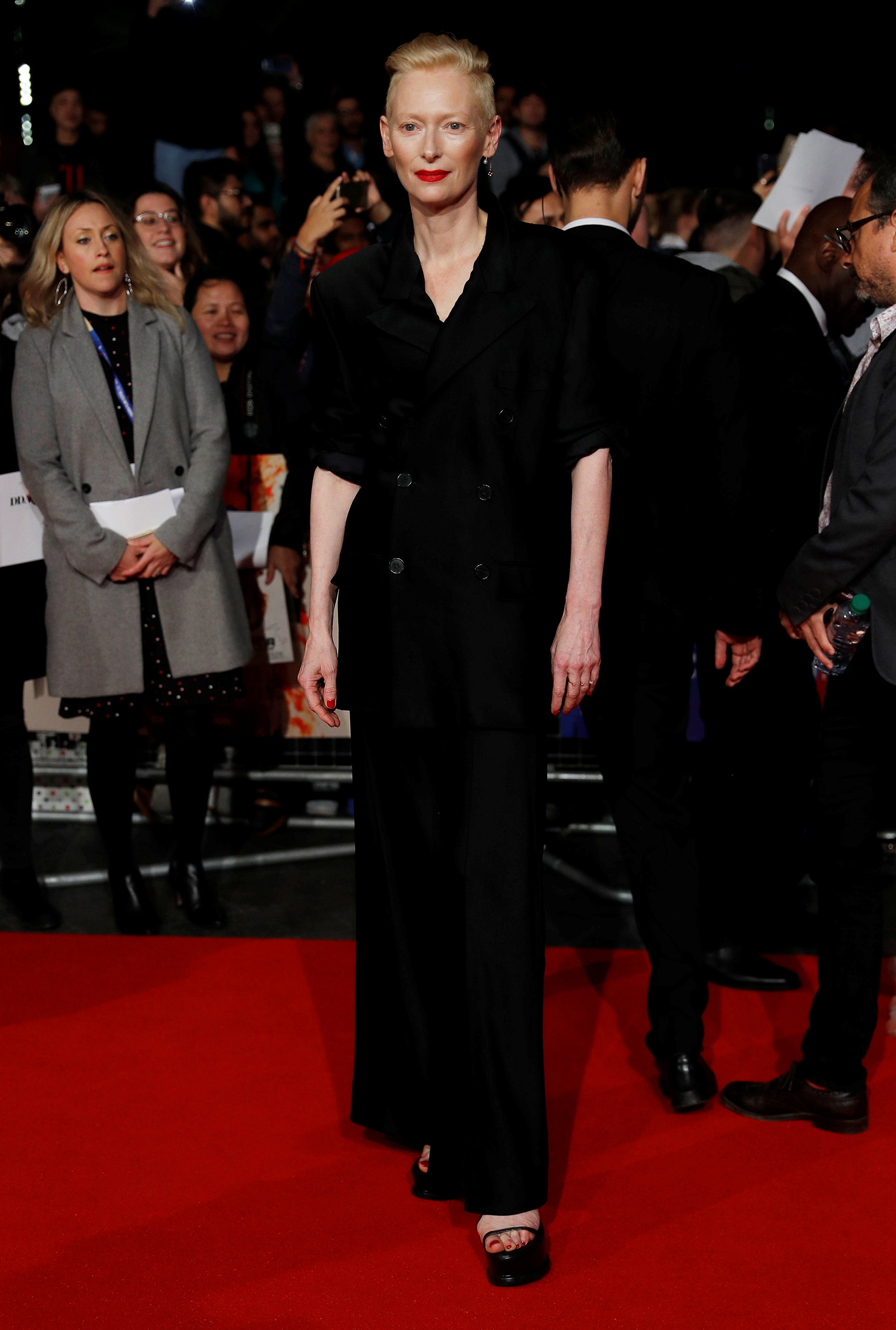 Tilda Swinton  y su look totalmente en negro  /// Fotos: Reuters