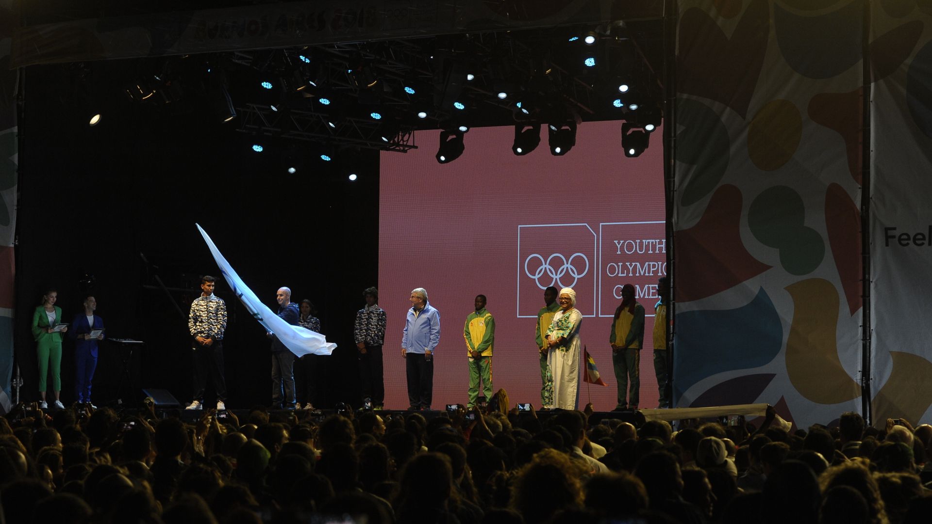 Los deportistas argentinos le trasladaron la bandera olímpica a la delegación de Senegal (Patricio Murphy)