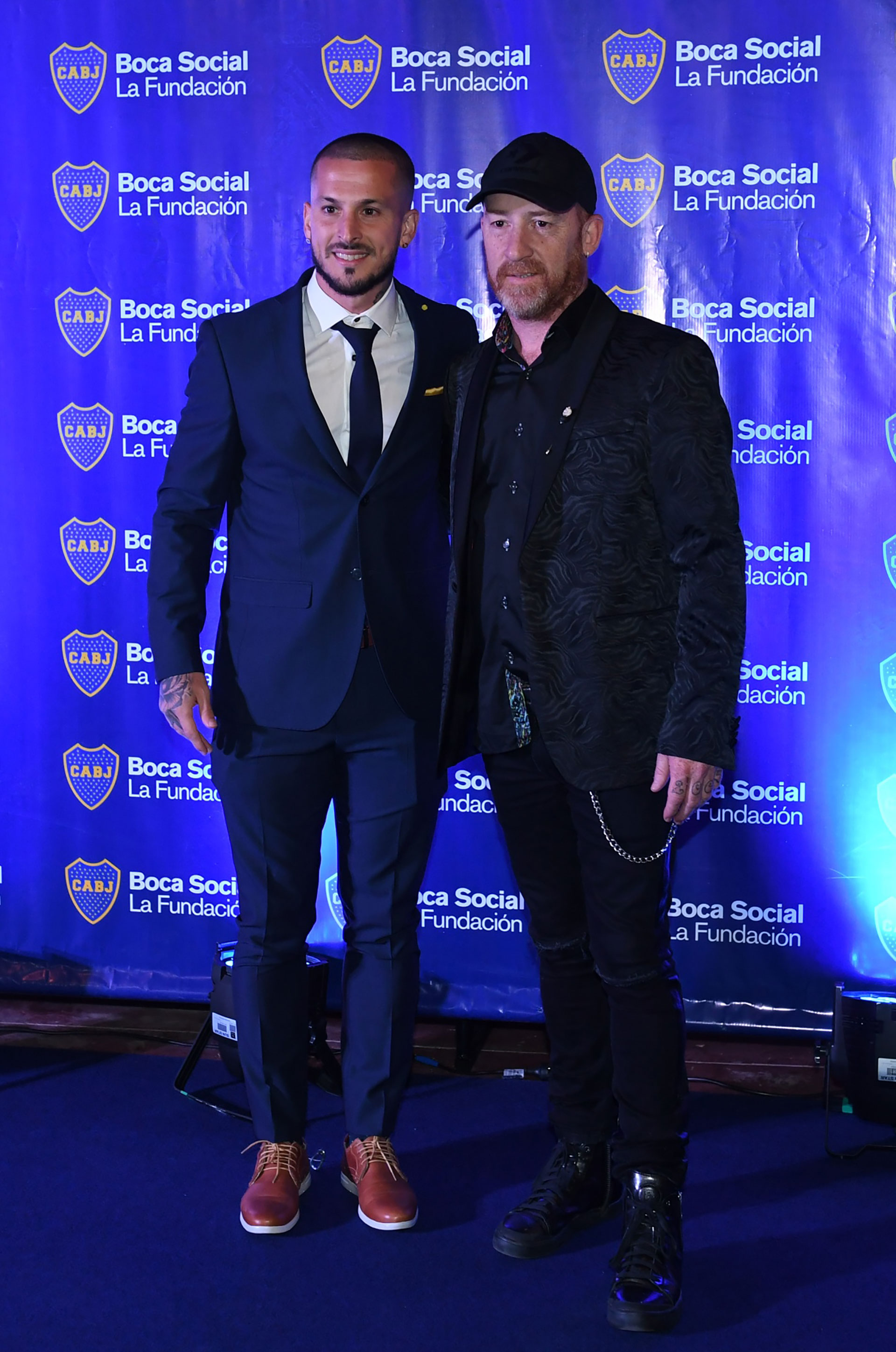 Darío Benedetto junto a Rolando “Rolo” Sartorio, cantante de La Beriso (Maximiliano Luna)