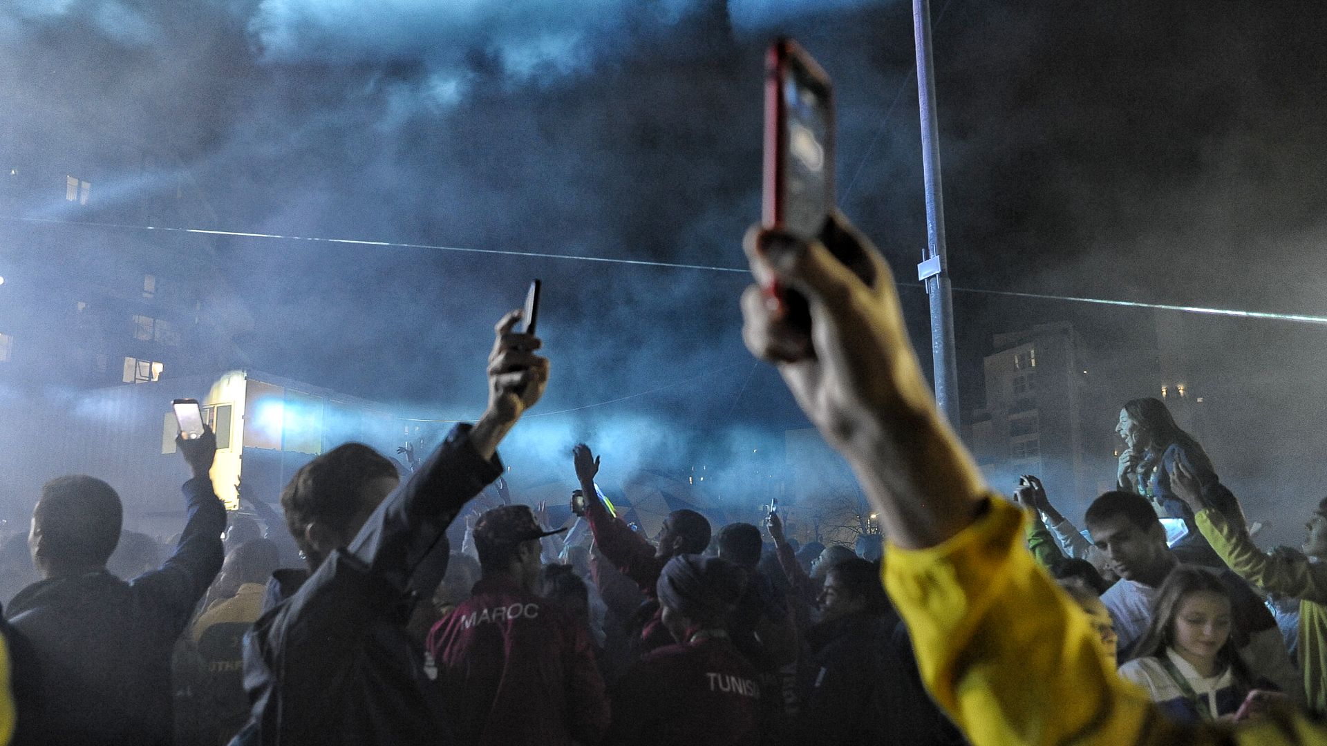 Con los celulares al viento para rescatar todas las imágenes que se puedan (Patricio Murphy)