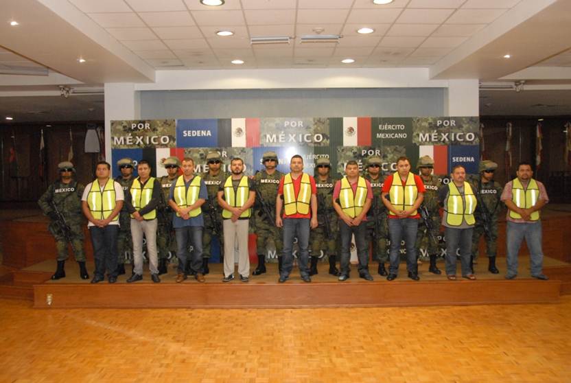 La PGR presentó así a los hermanos Álvarez Ayala (al centro) y sus lugartenientes. (Foto PGR)