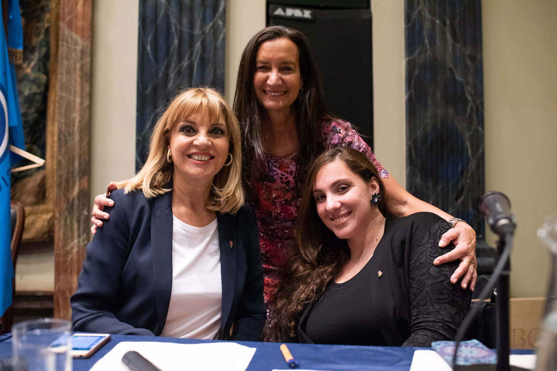 Andrea Grobocopatel junto a Teté Coustarot y Agustina Torchio, quienes estuvieron a cargo de la locución del evento /// Fotos: Gentileza Brandia