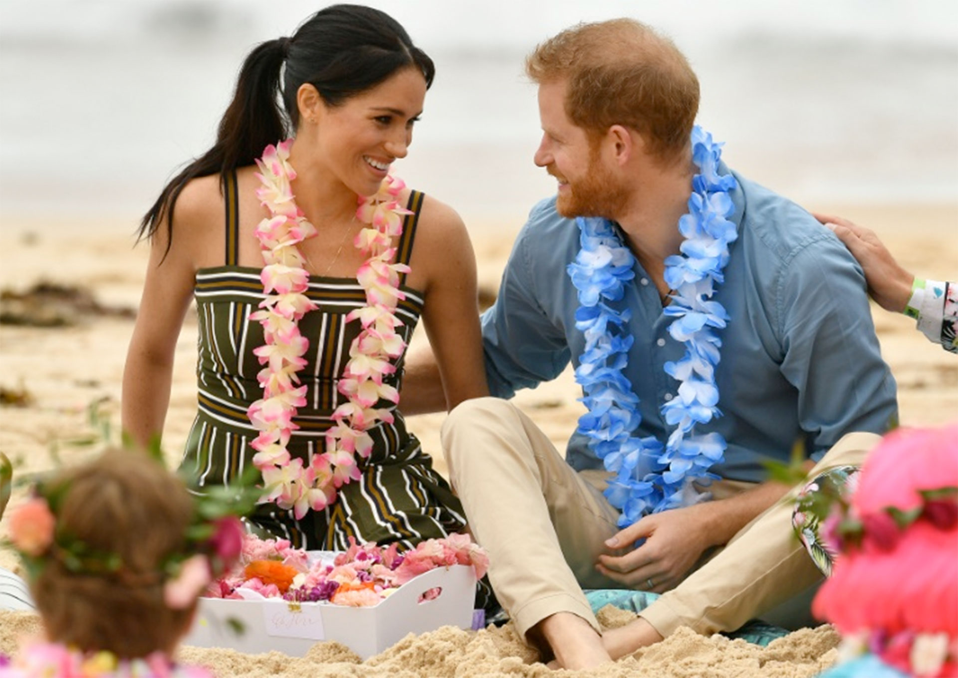 En octubre de 2018 y en el cuarto día de su gira real australiana, Meghan Markle salió para un compromiso en la playa de Bondi en un vestido largo de rayas del sello australiano Martin Grant