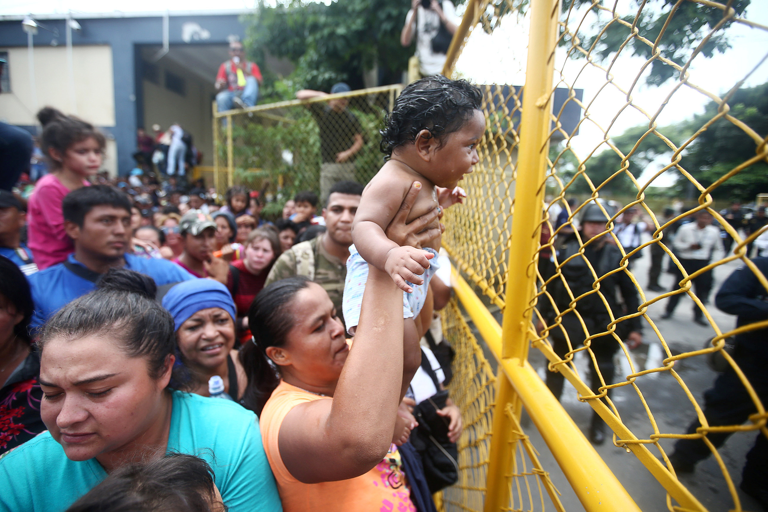 Migrantes esperando la frontera de Honduras y México.