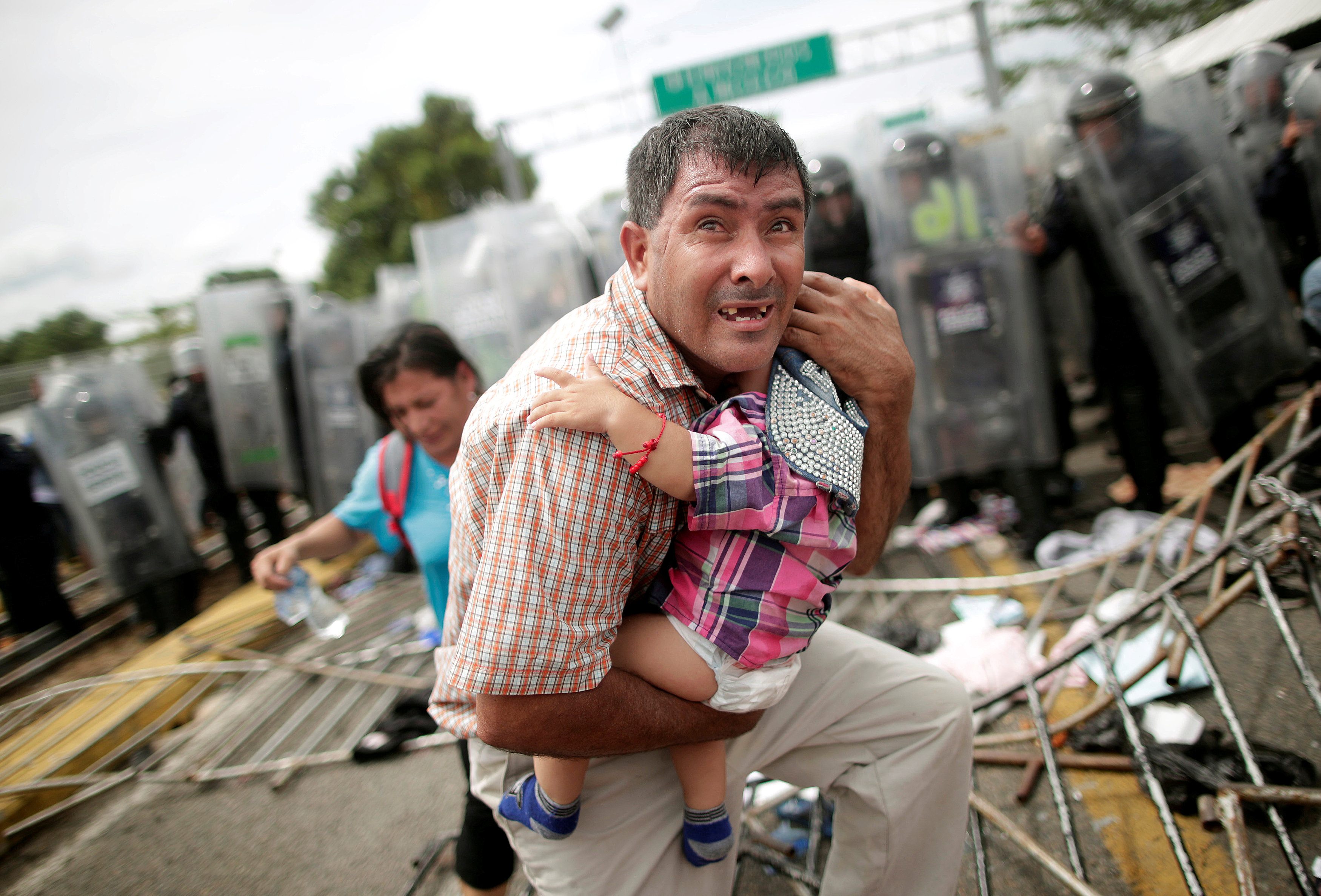 Un migrante hondureño protege a un bebé. (REUTERS/Ueslei Marcelino)