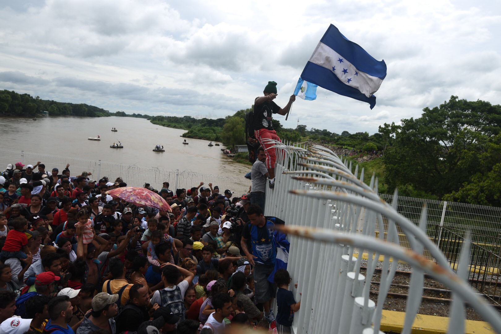 Cientos de migrantes hondureñas permanecen varados en uno de los puentes que atraviesa el río Suchiate, frontera natural entre Guatemala y México. (EFE/Edwin Bercían)